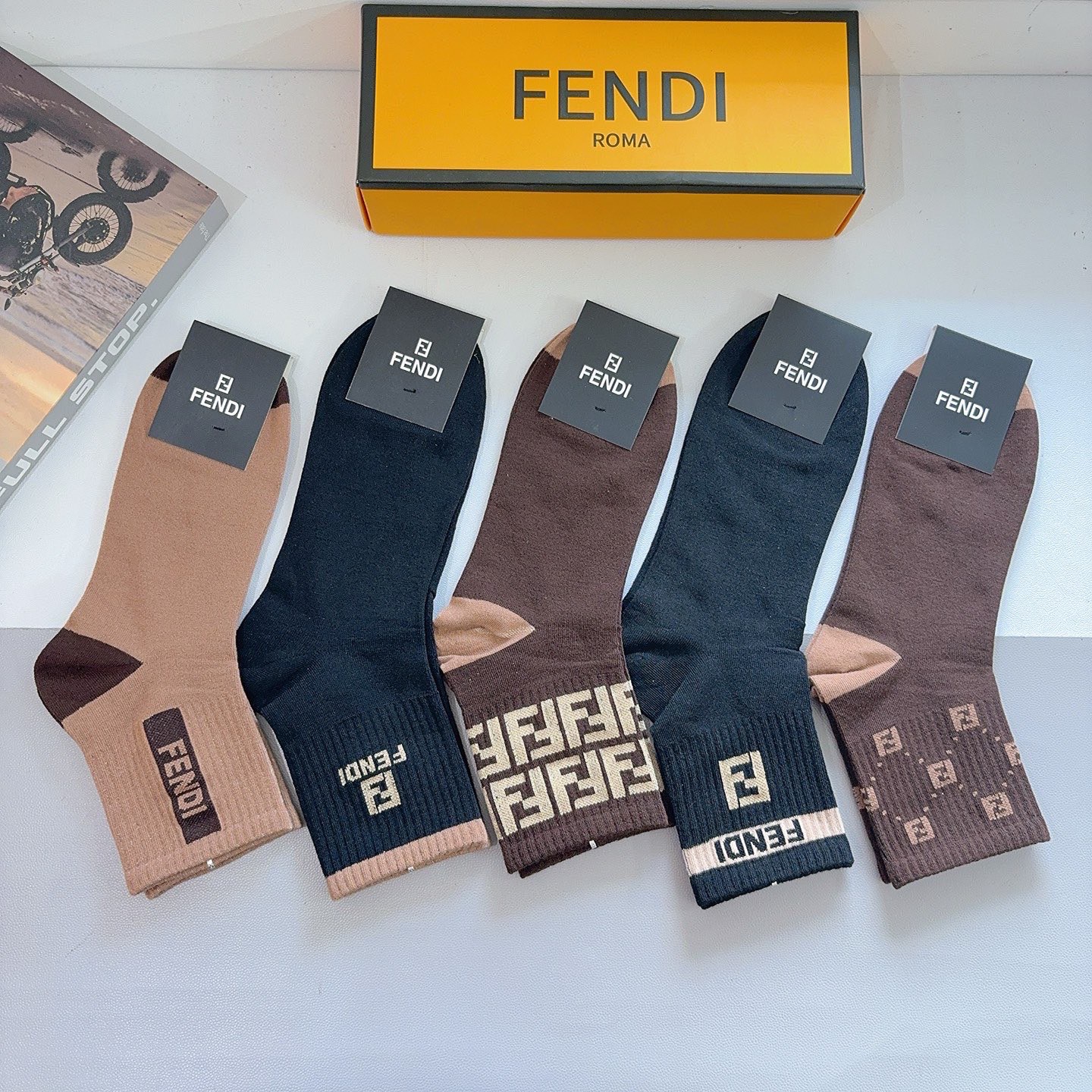配包装（一盒5双）FENDI 芬迪经典中长款袜子❗️高版本纯棉材质柔软，秒杀市场普通货，经典的双F图案l
