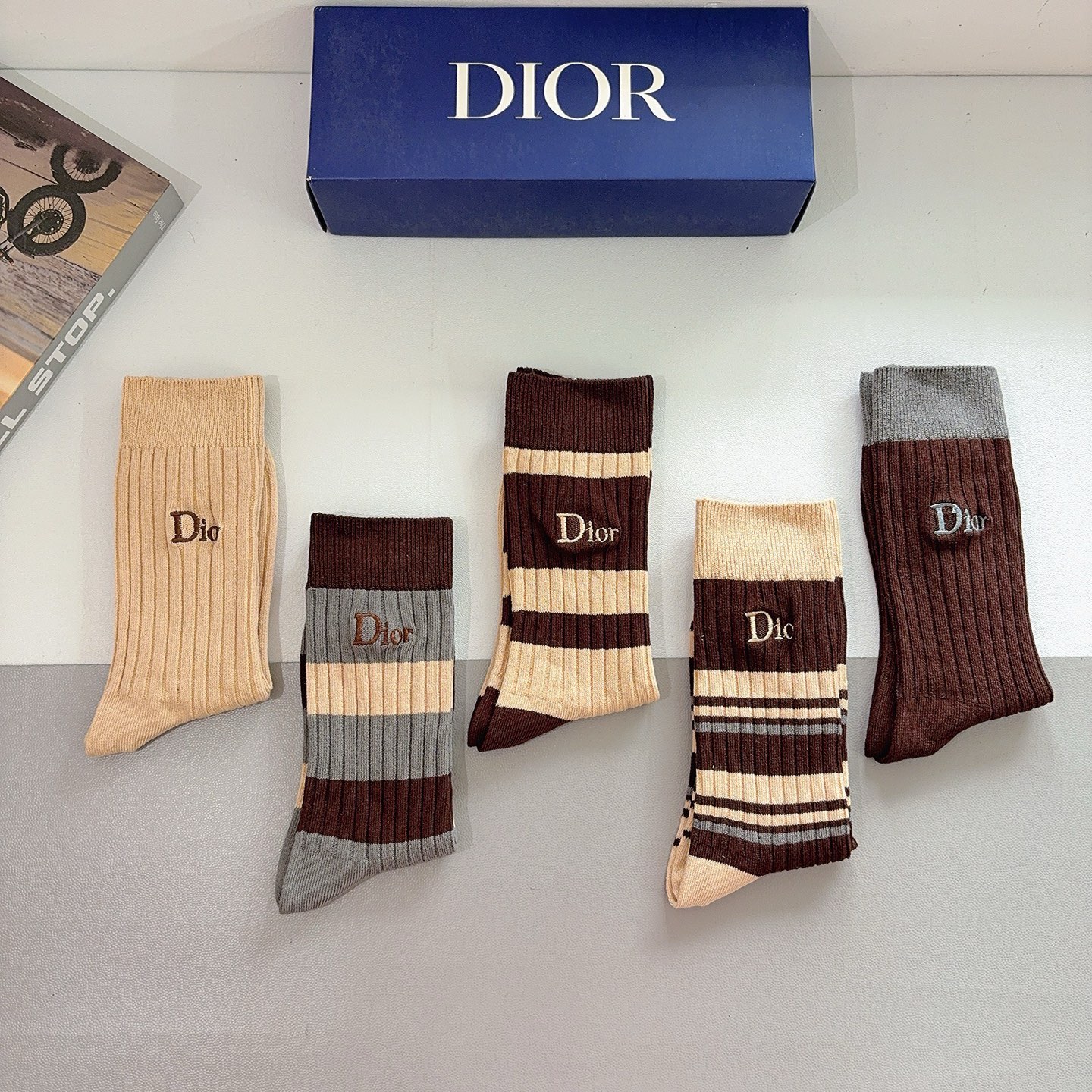 配包装（一盒5双）Dior 迪奥 新款经典logo刺绣长筒袜子！专柜同步袜子，💛大牌出街，潮人必备🔥超好