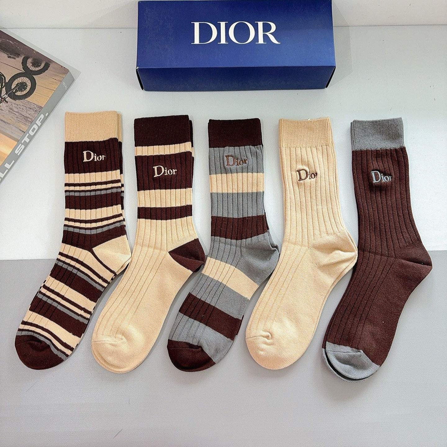 配包装（一盒5双）Dior 迪奥 新款经典logo刺绣长筒袜子！专柜同步袜子，💛大牌出街，潮人必备🔥超好