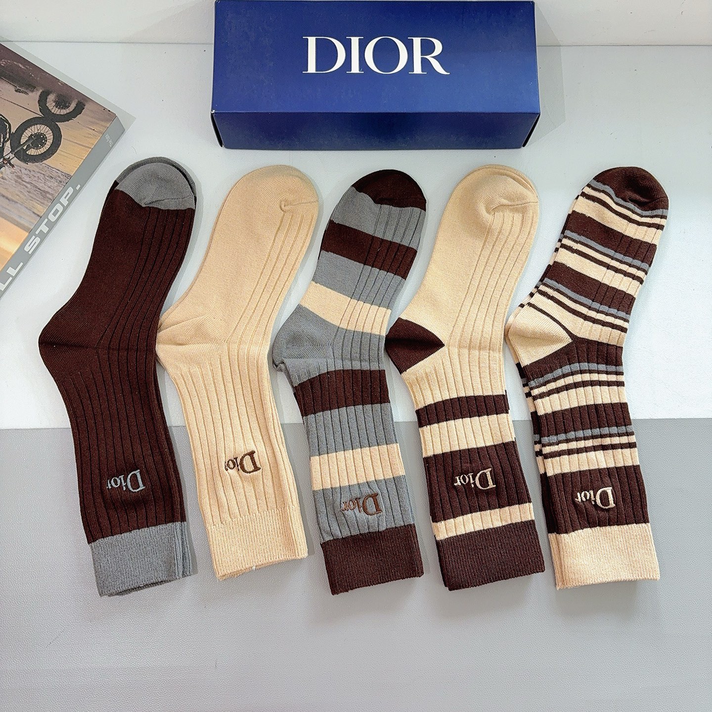 配包装（一盒5双）Dior 迪奥 新款经典logo刺绣长筒袜子！专柜同步袜子，💛大牌出街，潮人必备🔥超好