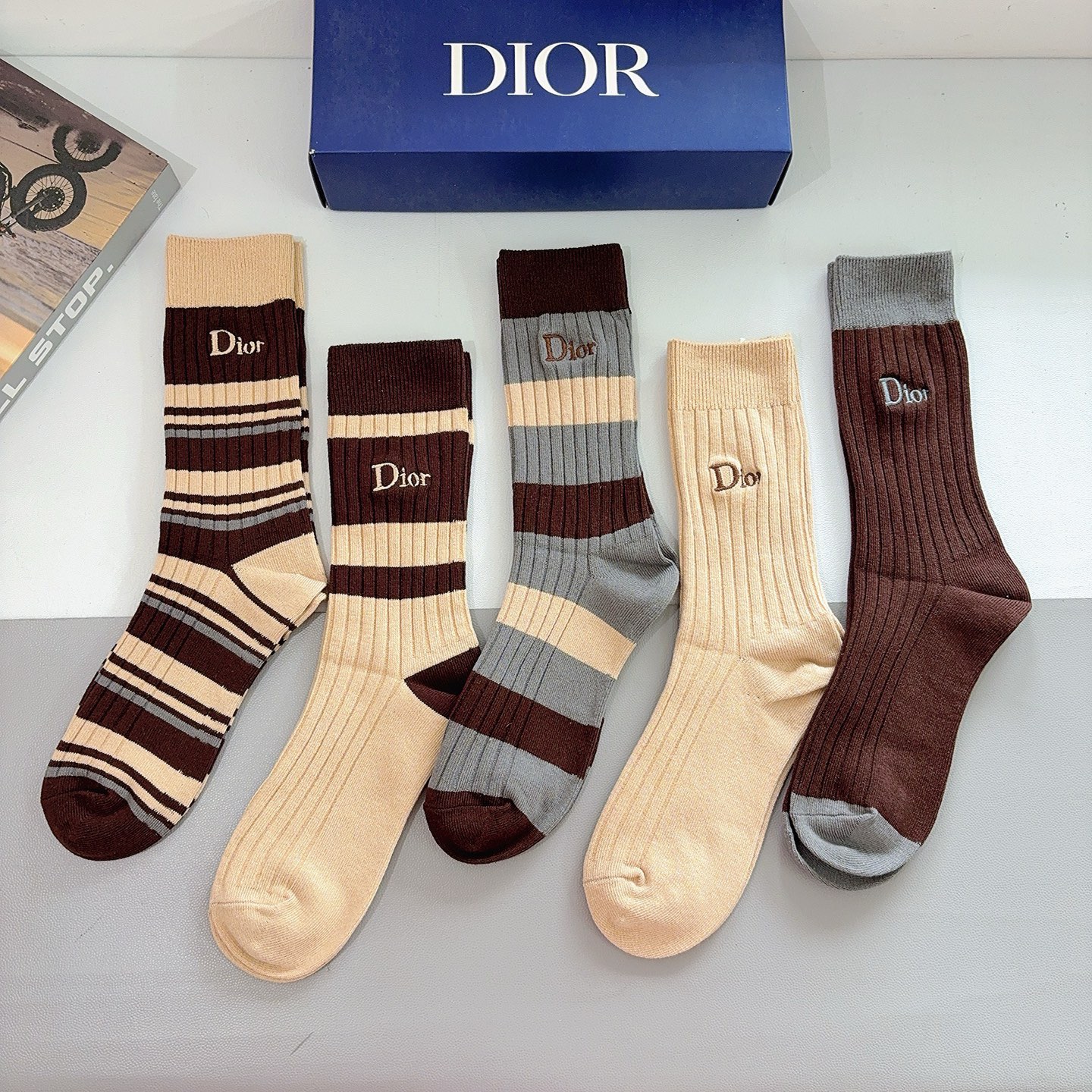 配包装（一盒5双）Dior 迪奥 新款经典logo刺绣长筒袜子！专柜同步袜子，💛大牌出街，潮人必备🔥超好