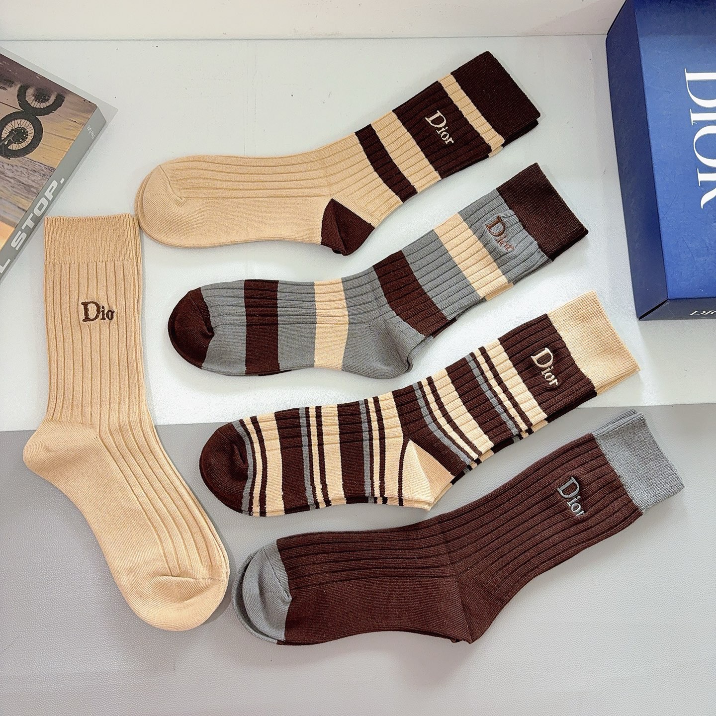 配包装（一盒5双）Dior 迪奥 新款经典logo刺绣长筒袜子！专柜同步袜子，💛大牌出街，潮人必备🔥超好