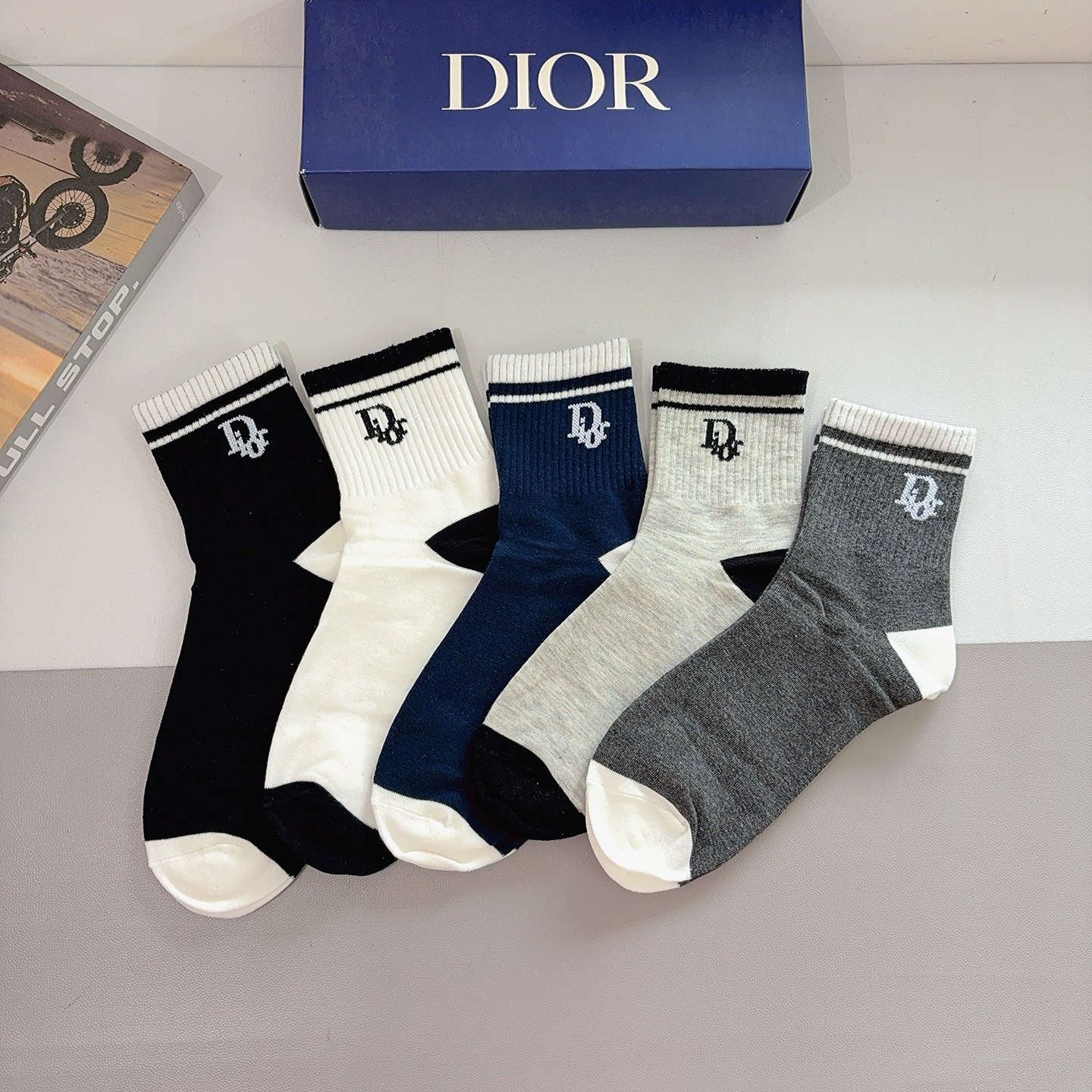 NO:640701,Comes with packaging (5 pairs in a box) Dior's new alphabet men's mid-calf socks!  Popular counter synchronous socks, big brands out on the street, fashionable people must-have super matching socks, stockings, socks, dior, dior, socks19860909配包装（一盒5双） Dior 迪奥 新款字母男款中筒袜子！爆款专柜同步袜子,大牌出街,潮人必备超好搭袜子,丝袜,袜子,dior,dior,socks,accessory