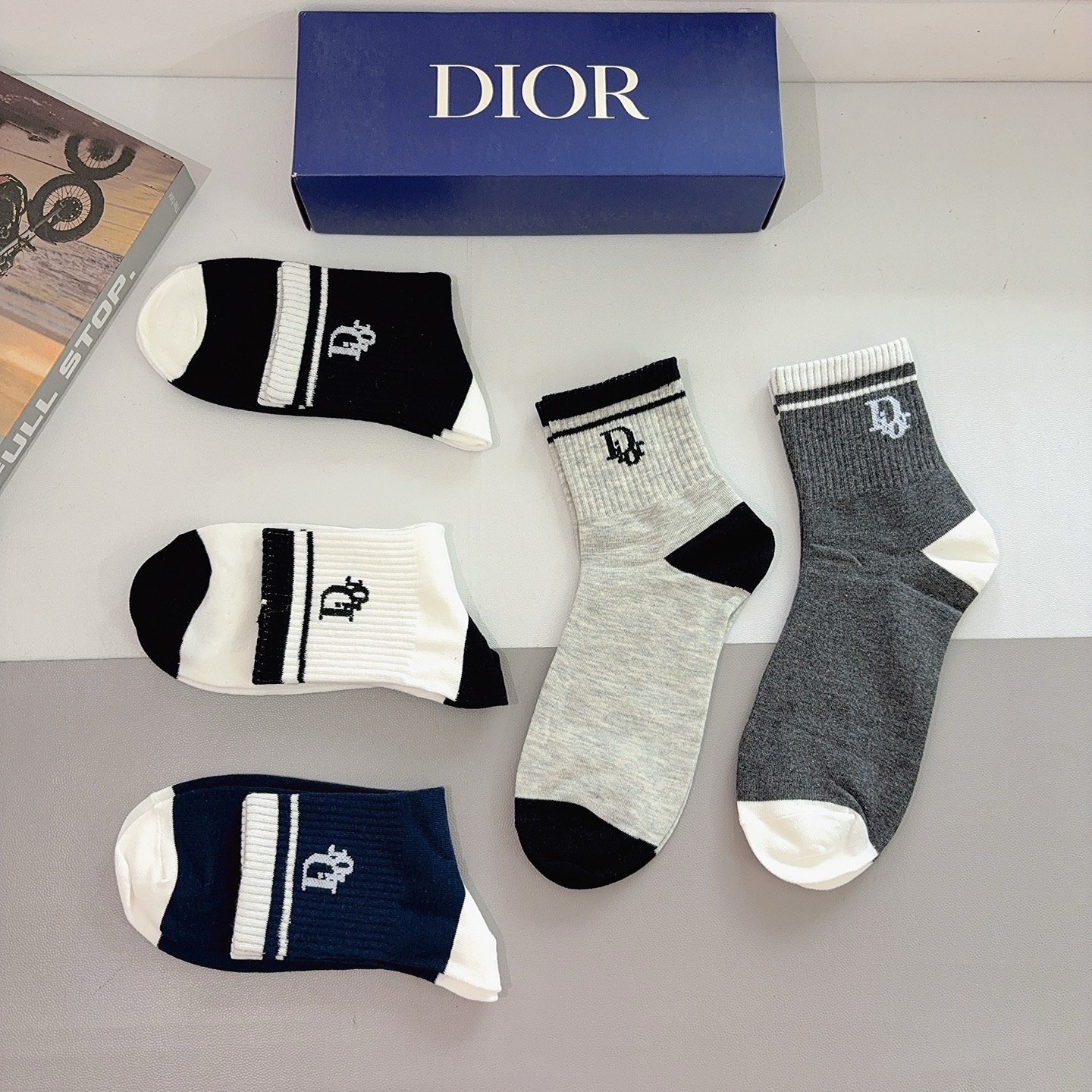 配包装（一盒5双）Dior 迪奥 新款字母男款中筒袜子！爆款专柜同步袜子，💛大牌出街，潮人必备🔥超好搭