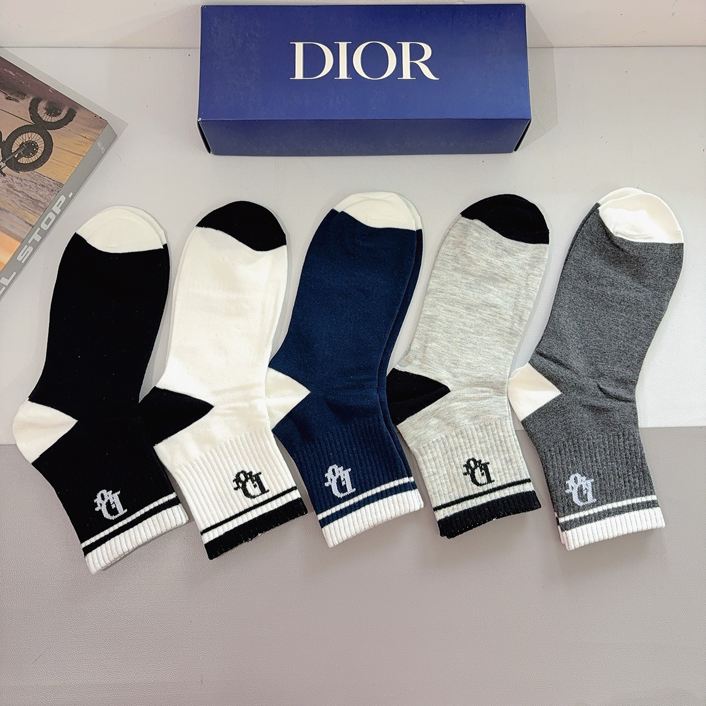 配包装（一盒5双）Dior 迪奥 新款字母男款中筒袜子！爆款专柜同步袜子，💛大牌出街，潮人必备🔥超好搭