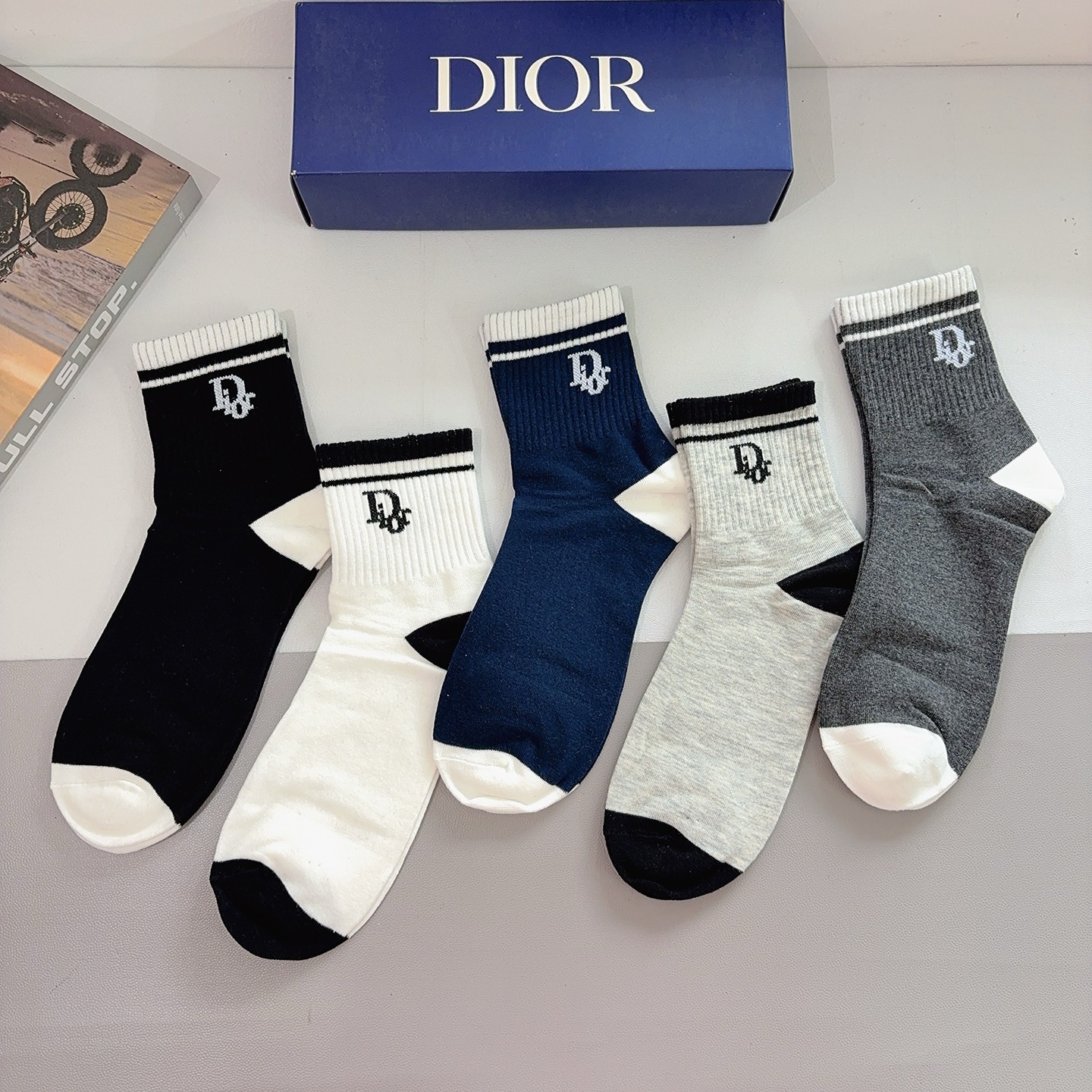 配包装（一盒5双）Dior 迪奥 新款字母男款中筒袜子！爆款专柜同步袜子，💛大牌出街，潮人必备🔥超好搭