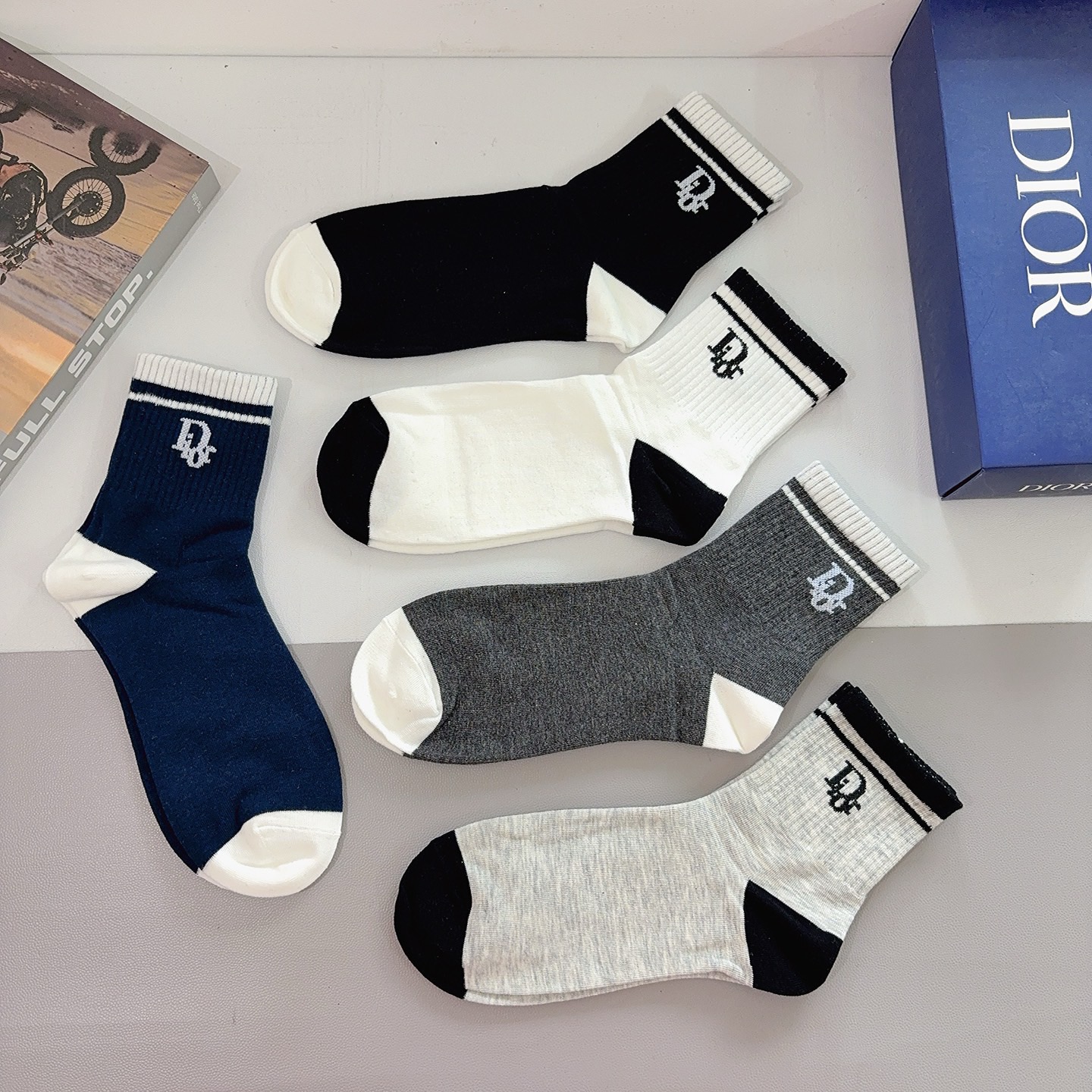 配包装（一盒5双）Dior 迪奥 新款字母男款中筒袜子！爆款专柜同步袜子，💛大牌出街，潮人必备🔥超好搭