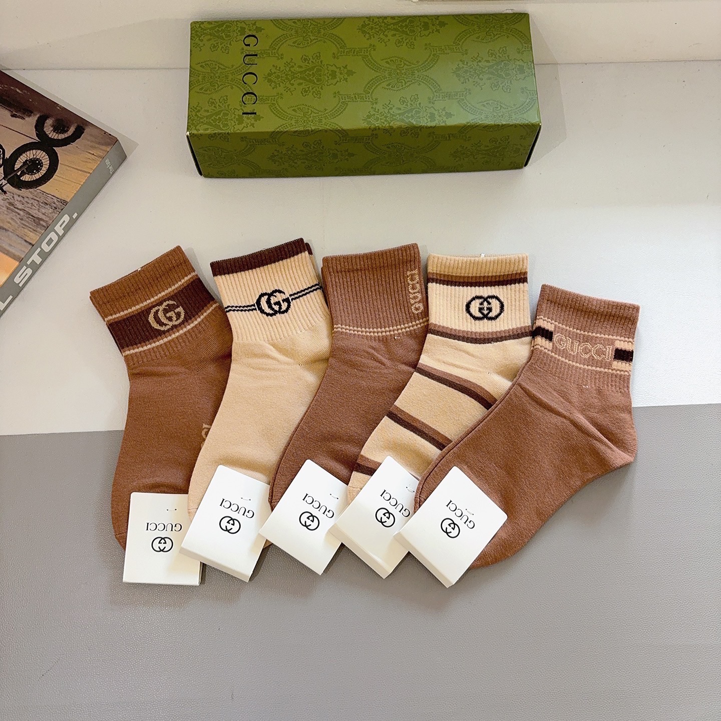 NO:640710,Comes with packaging (5 pairs in a box) GUCCI 2025 new socks!  Pure cotton fabric, popular patterns, mid-calf socks synchronized at the counter, big brands on the street, a must-have for fashionistas, super easy to match!  socks, stockings, socks, gucci, socks19860909配包装（一盒5双） GUCCI 古奇2025新款袜子！纯棉面料,火爆图案,专柜同步中筒袜子,大牌出街,潮人必备超好搭！袜子,丝袜,袜子,gucci,socks,accessory