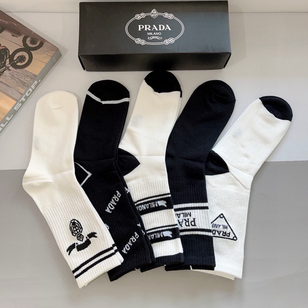 配包装（一盒5双）PRADA（普拉达） 新款高端纯棉材质长筒袜子！爆款字母专柜同步小腿袜袜，💛大牌出街，