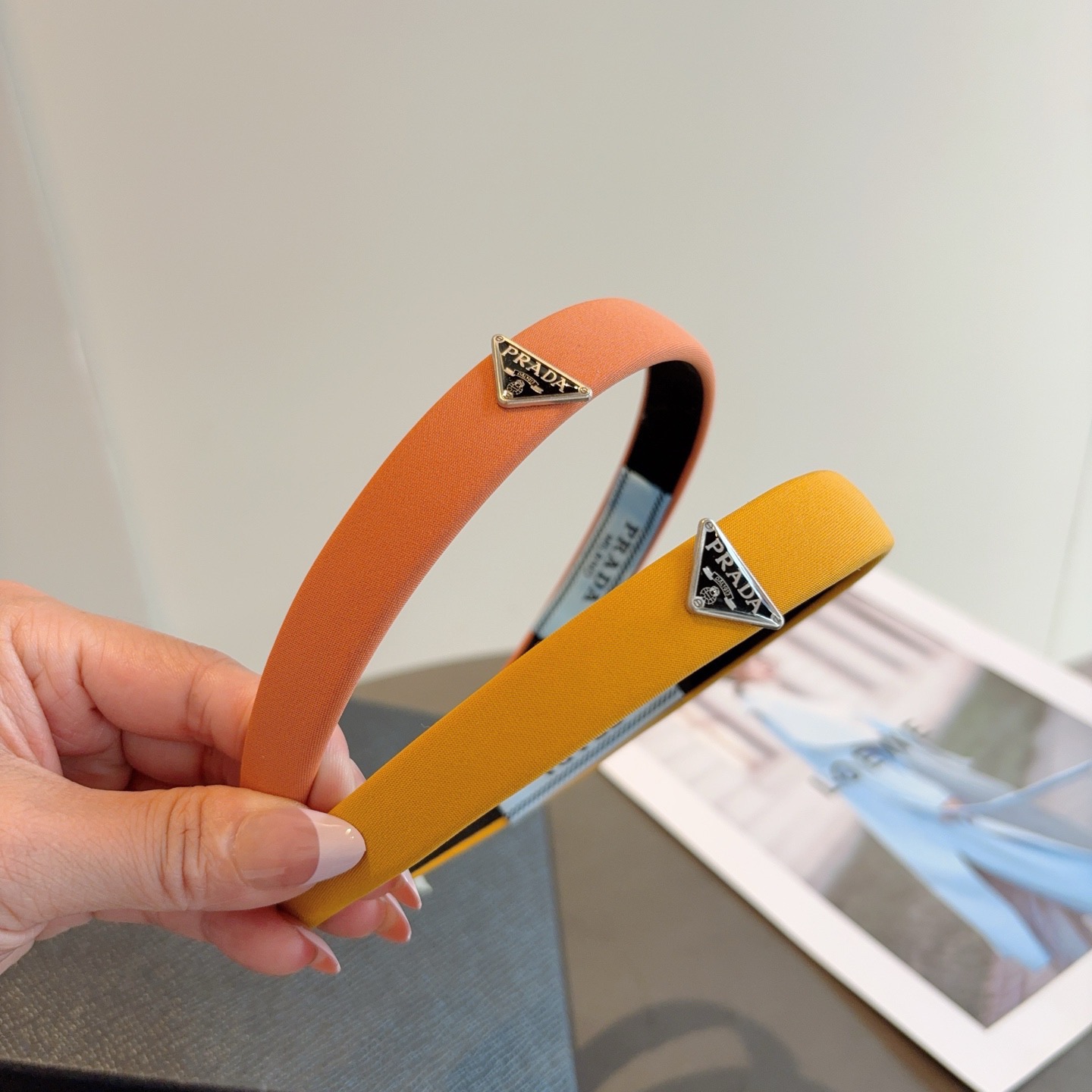 NO:640864,Comes with packaging PRADA (Prada) new trendy hairband. A must-have item for the goddess of temperament. Very versatile, fashionable and trendy, wearing it will make you look classy. Hairpins, hairpins, prada, prada, hairpins19860909配包装 PRADA（普拉达） 新款潮流发箍.气质女神必备单品.非常百搭,时尚潮流, 戴上它满满的高大上.发夹,发夹,prada,prada,hairpins,accessory