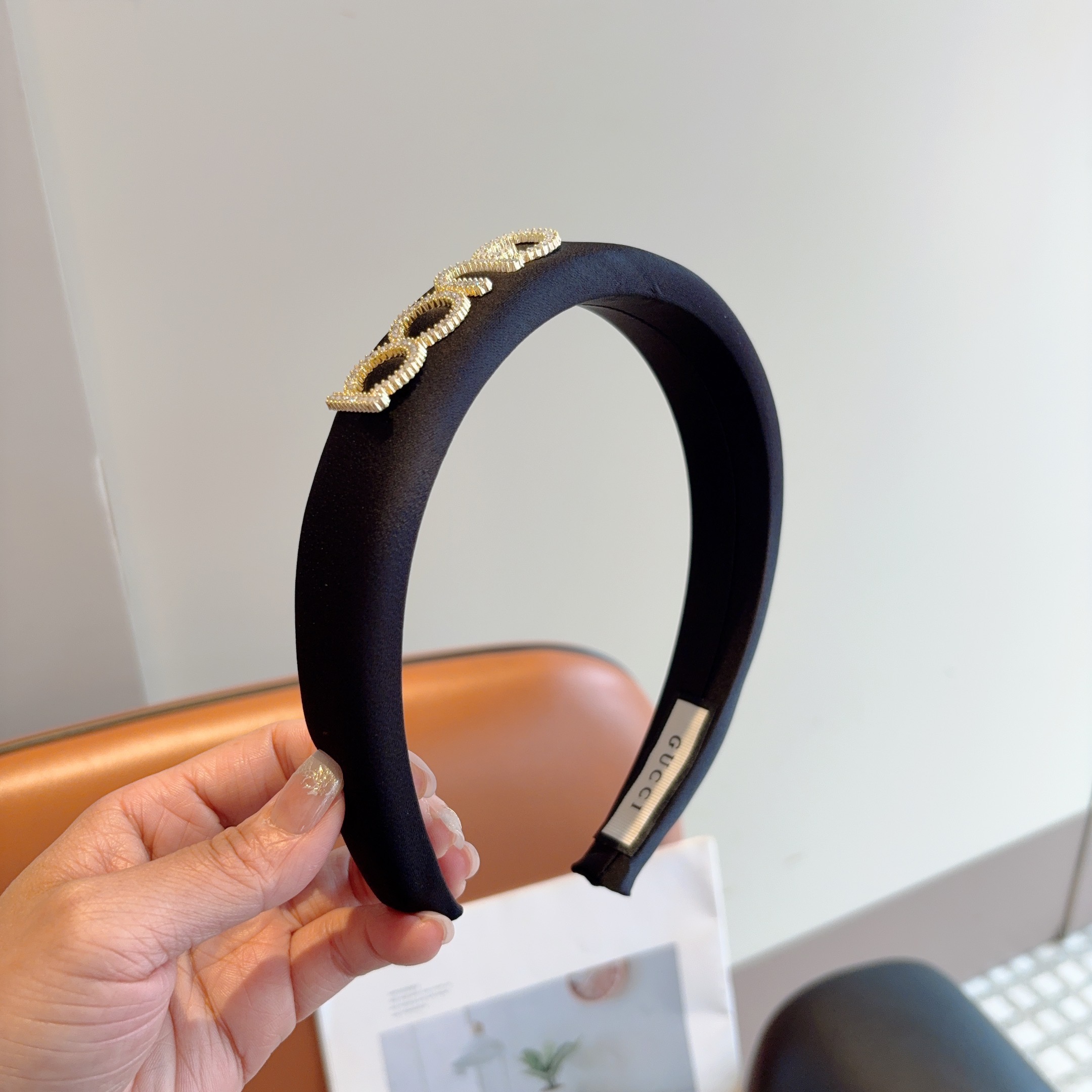 NO:640844,Comes with packaging Gucci Gucci classic new satin fabric headband, a must-have headband for goddesses, very versatile, fashionable and trendy!  hairpins,hairpins,gucci,hairpins19860909配包装 Gucci古奇 经典新款缎面布艺发箍,女神必备单品头箍,非常百搭,时尚潮流款！发夹,发夹,gucci,hairpins,accessory