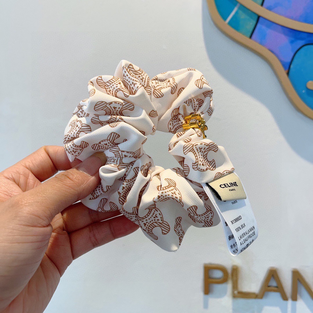 NO:640847,Comes with packaging CELINE Arc de Triomphe internet celebrity's most popular hair band, exquisite intestinal loop rubber band, comfortable and stress-free to wear, a must-have for styling!  Very fashionable and versatile!  A must-have item for a goddess, super exquisite! Lady style. Hairpins, hairpins, celine, celine, hairpins19860909配包装 CELINE（赛琳）凯旋门网红爆款发圈,精致肠圈皮筋,佩戴舒适无压力,造型搭配必备！非常时尚百搭！女神必备单品,超级精致哦!名媛范儿.发夹,发夹,celine,celine,hairpins,accessory