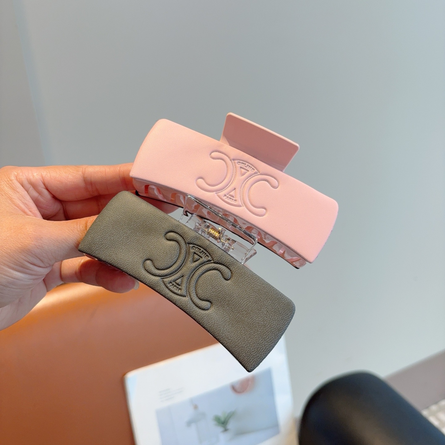 NO:640853,Comes with packaging CELINE Arc de Triomphe's new gripping clip, duckbill clip hair clip, classic letter clip, super exquisite, will be popular if you repost the picture!  Counter-shipped hairpins, hairpins, celine, celine, hairpins19860909配包装 CELINE（赛琳） 凯旋门新款抓夹 鸭嘴夹发夹,经典字母夹, 超精致,转图必爆哈！专柜出货发夹,发夹,celine,celine,hairpins,accessory