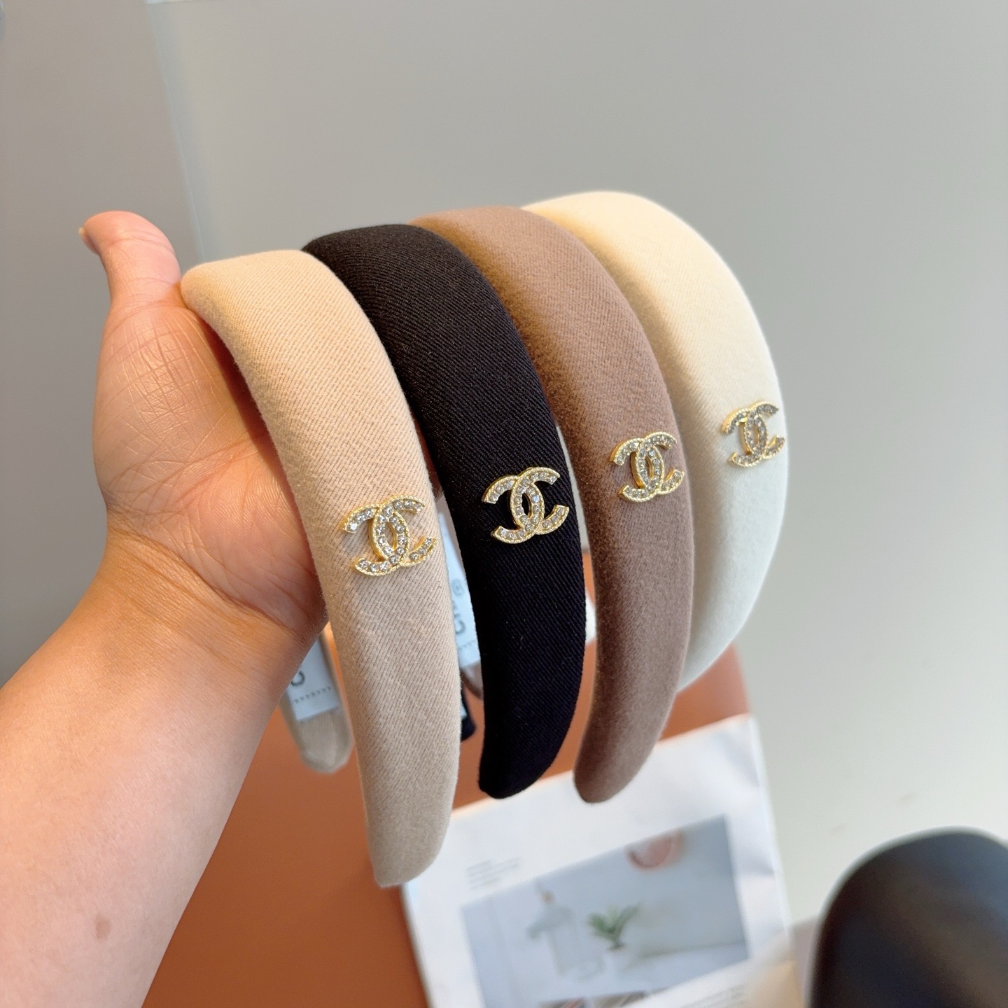 NO:640856,Comes with packaging CHANEL (Chanel) new exquisite sponge small fragrance hairband, retro headband, recommended by Internet celebrities. Matched with high-end materials, fashionable and versatile. Hairpins, hairpins, chanel, chanel, hairpins19860909配包装 CHANEL（香奈儿）新款精致海绵小香发箍,复古头箍,网红爆款推荐 搭配高端材质,时尚百搭.发夹,发夹,chanel,chanel,hairpins,accessory