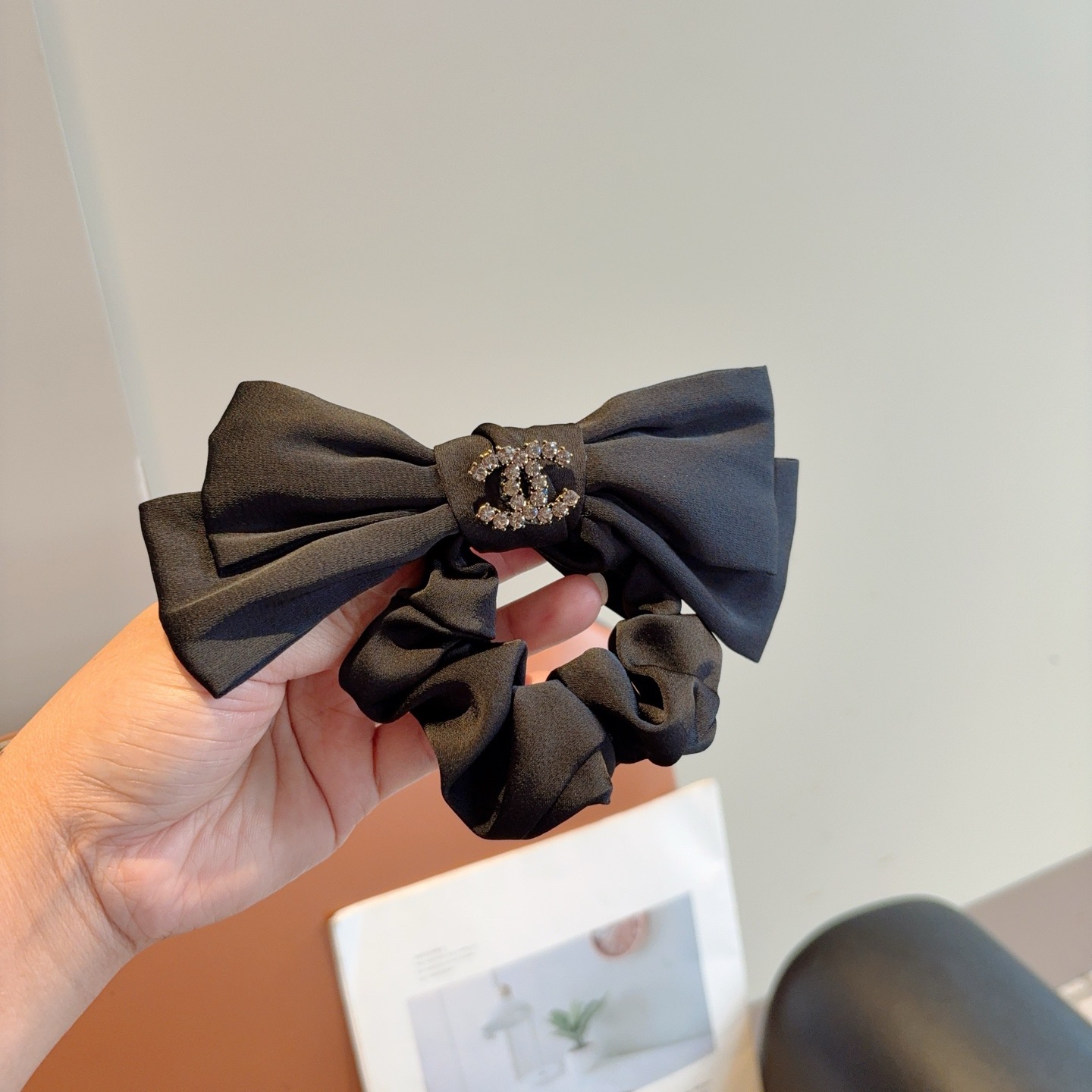 NO:640859,Comes with packaging CHANEL Chanel letter bow ponytail hair tie, high-end Korean style small fragrant style rubber band, classic flower design, high-end atmosphere, celebrity style, hairpin, hairpins, chanel, chanel, hairpins19860909配包装 CHANEL 香奈儿字母蝴蝶结马尾发圈 肠圈,高档韩版小香风皮筋,经典花型设计, 高端大气,名媛范儿,发夹,发夹,chanel,chanel,hairpins,accessory