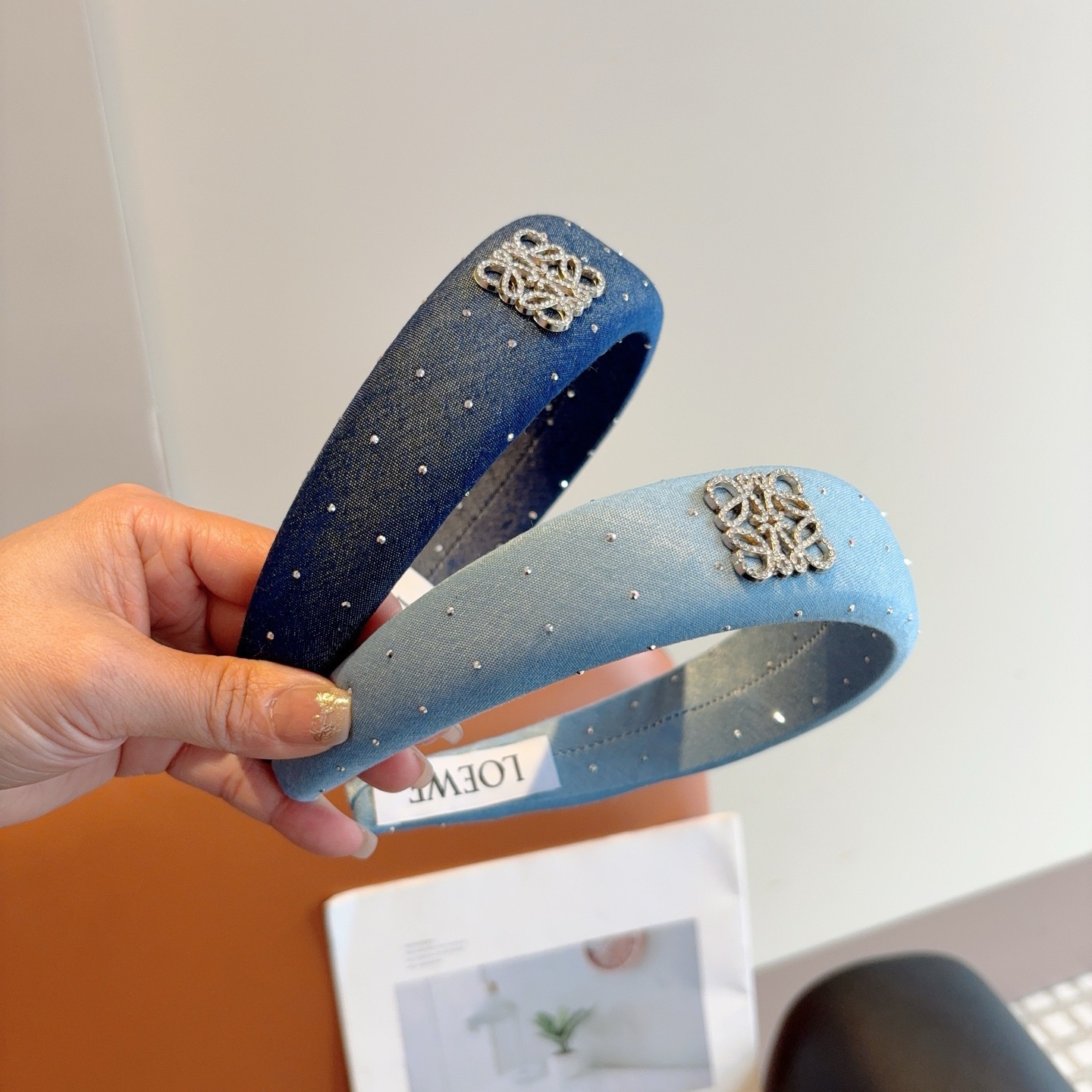 NO:640865,With packaging, LOEWE's new sponge headbands are specially supplied with fabric headbands, and the latest styles from top internet celebrities are coming!  Let your charm bloom. Fresh and ladylike style makes fashion simpler!  hairpins,hairpins,loewe,loewe,hairpins19860909配包装 LOEWE（罗意威）新款海绵发箍特供面料头箍、尖端网红最新款来袭 ！ 让你的魅力绽放 清新淑女范让时尚更简单！发夹,发夹,loewe,loewe,hairpins,accessory