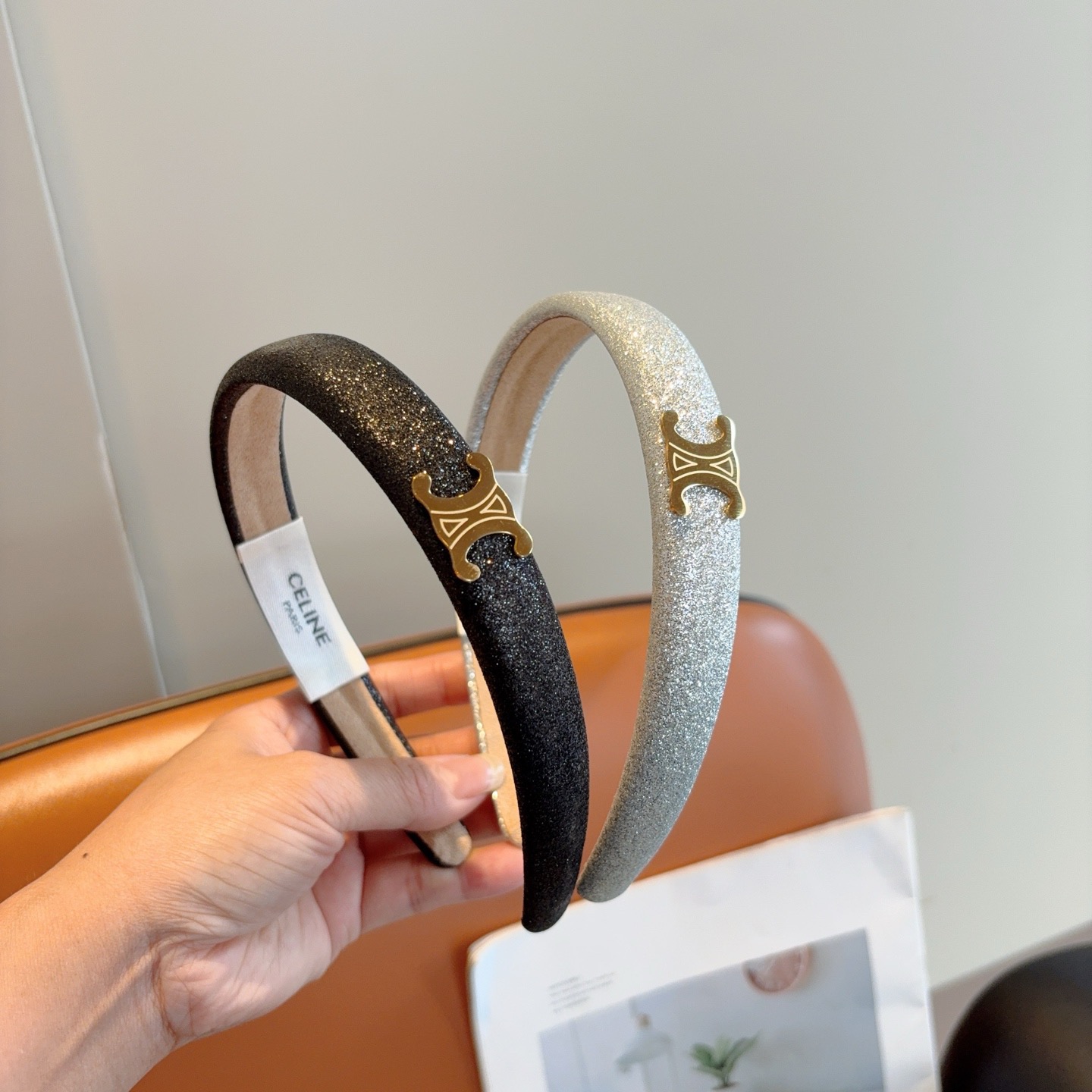 NO:640842,Comes with packaging CELINE (Celine) fashion internet celebrity new headband, summer wide-brimmed face-showing small headband, comfortable and stress-free to wear, high-end and very fashionable when going out. Hairpins, hairpins, celine, celine, hairpins19860909配包装 CELINE（赛琳）时尚网红新款发箍,夏天宽边显脸小头箍 佩戴舒适无压力,高级感外出非常时尚百搭发夹,发夹,celine,celine,hairpins,accessory