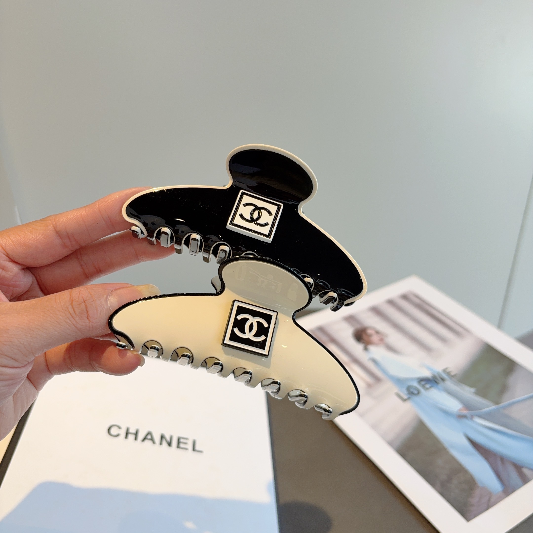 NO:640845,Comes with packaging (single) ＣＨＡＮＥＬ CHANEL Chanel high-looking one-word clip, versatile simple hairpin, original material, a must-have item for goddesses, super exquisite! Celebrity style. Hairpins, hairpins, chanel, hairpins19860909配包装（单个） ＣＨＡＮＥＬ香奈儿高颜值一字抓夹,百搭简约发夹 原单材质,女神必备单品,超级精致哦!名媛范儿.发夹,发夹,chanel,hairpins,accessory