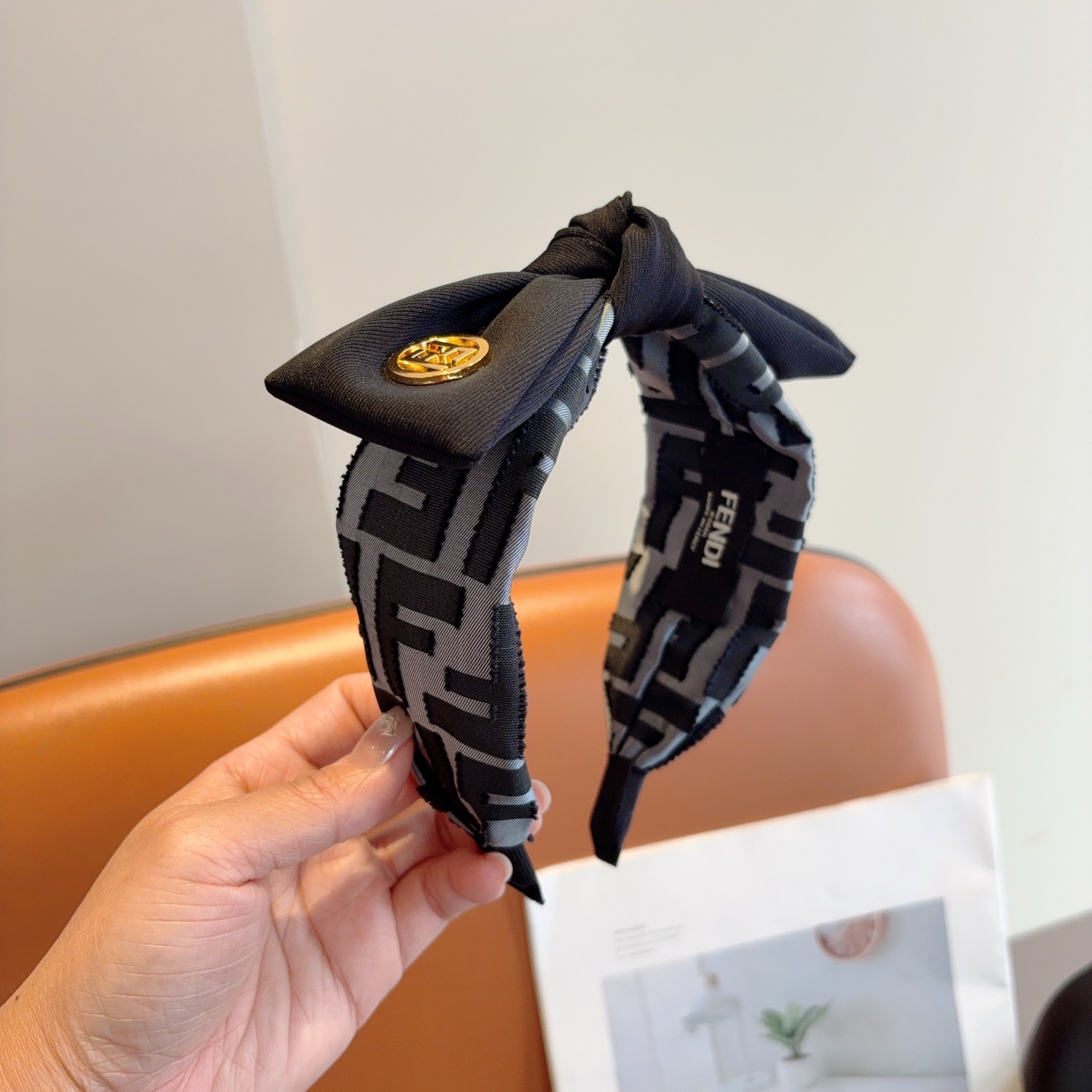 NO:640851,Comes with packaging FENDI Fendi classic new double F bow headband, retro headband, simple and versatile, a must-have for trendy women, super classy!  hairpins,hairpins,fendi,fendi,hairpins19860909配包装 FENDI 芬迪 经典新款双F蝴蝶结发箍,复古头箍,简约百搭,潮女必备品,超级的高大上！发夹,发夹,fendi,fendi,hairpins,accessory