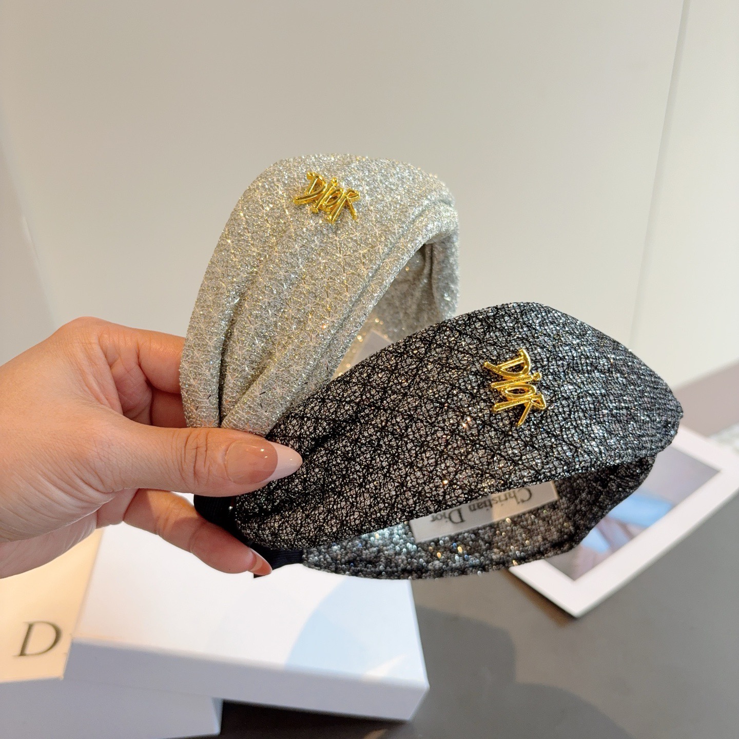 NO:640854,Comes with packaging Dior (Dior) classic cross-style big-name headbands, Internet celebrity hot headbands, let your charm bloom. Fresh and ladylike style makes fashion simpler. Hairpins, hairpins, dior, dior, hairpins19860909配包装 Dior（迪奥）经典交叉款大牌发箍, 网红爆款头箍、让你的魅力绽放 清新淑女范让时尚更简单.发夹,发夹,dior,dior,hairpins,accessory