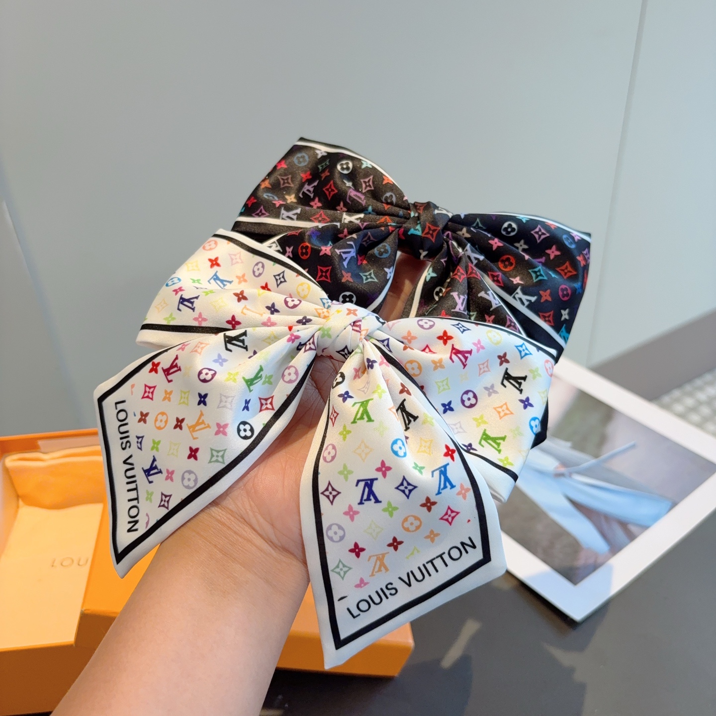 NO:640860,Comes with packaging LV (Louis Vuitton) Internet celebrity bow hairpin, slingshot clip and classic bow headdress, super versatile!  Recommendations on the blackboard will make you look like a famous brand in seconds!  hairpins,hairpins,louis vuitton,louis vuitton,hairpins19860909配包装 LV（路易威登）网红同款蝴蝶结发夹 弹弓夹 经典蝴蝶结头饰,超级百搭哦！敲黑板推荐,让你秒变大牌范儿！发夹,发夹,louis vuitton,louis vuitton,hairpins,accessory