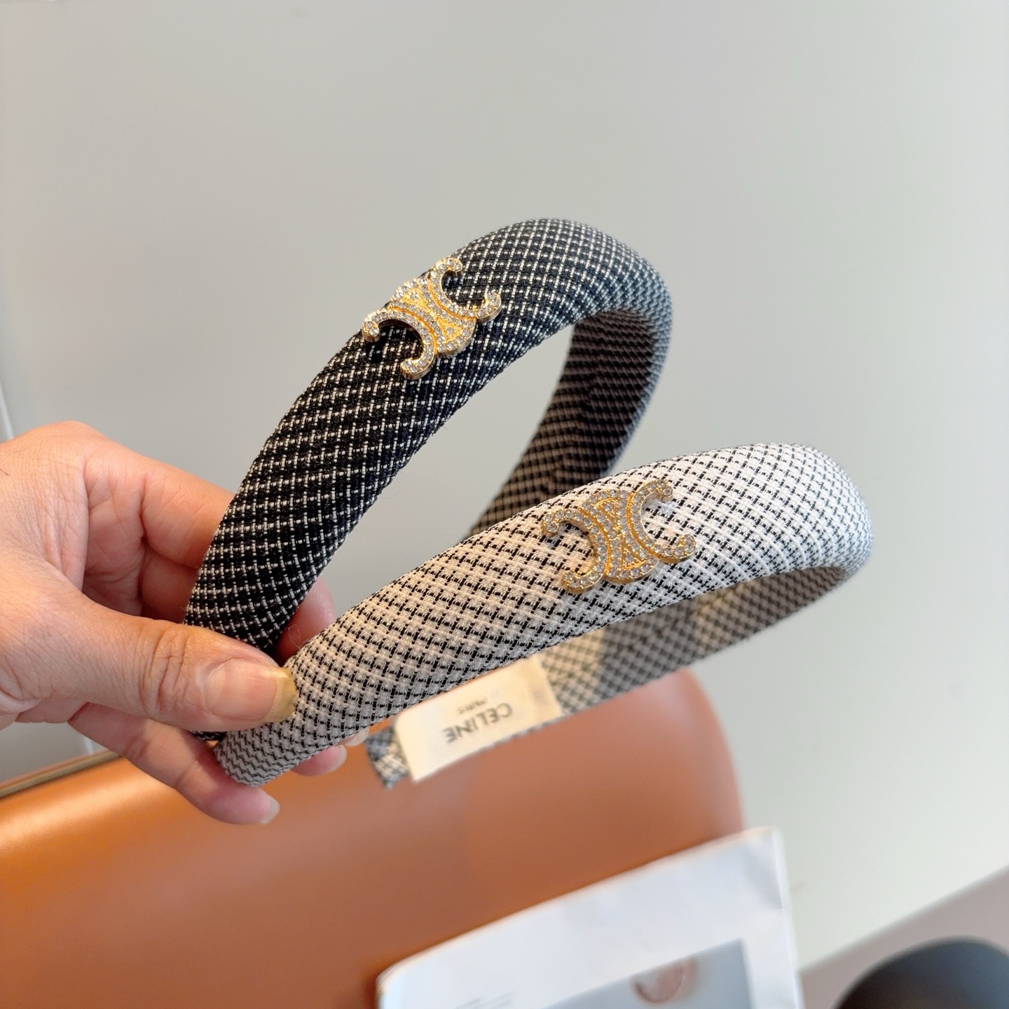 NO:640867,Comes with packaging CELINE (Celine) fashion internet celebrity new headband, summer wide-brimmed face-showing small headband, comfortable and stress-free to wear, high-end and very fashionable when going out. Hairpins, hairpins, celine, celine, hairpins19860909配包装 CELINE（赛琳）时尚网红新款发箍,夏天宽边显脸小头箍 佩戴舒适无压力,高级感外出非常时尚百搭发夹,发夹,celine,celine,hairpins,accessory