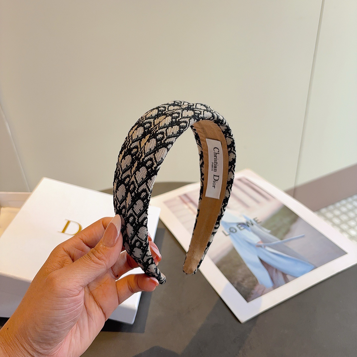 NO:640869,Comes with packaging Dior (Dior) classic presbyopic big-name headbands, Internet celebrity hot headbands, let your charm bloom. Fresh and ladylike style makes fashion easier. Hairpins, hairpins, dior, dior, hairpins19860909配包装 Dior（迪奥）经典老花大牌发箍, 网红爆款头箍、让你的魅力绽放 清新淑女范让时尚更简单.发夹,发夹,dior,dior,hairpins,accessory