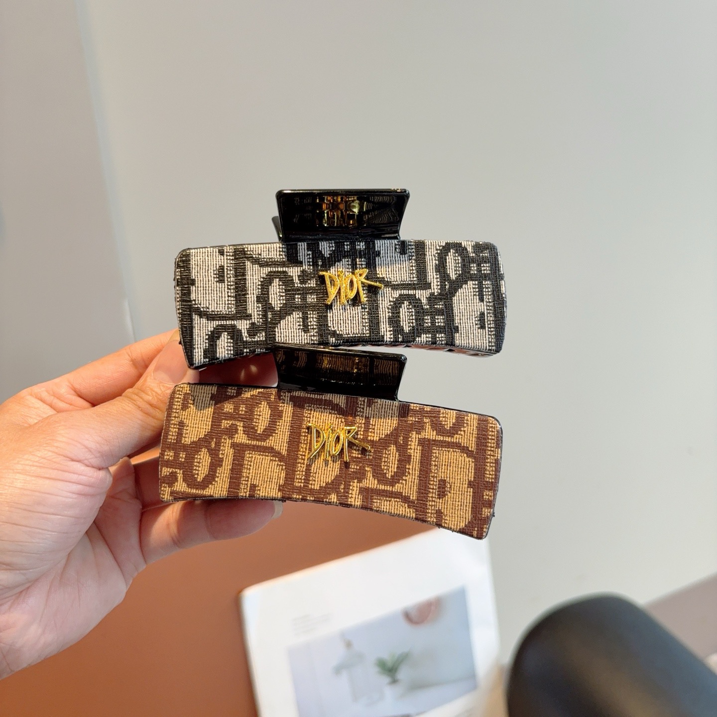 NO:640875,Comes with packaging Dior (Dior) classic presbyopia internet celebrity clip, high-end letter simple retro hair clip original single item, simple and versatile, a must-have for trendy women, super classy!  hairpins,hairpins,dior,dior,hairpins19860909配包装 Dior（迪奥）经典老花网红抓夹,高级感字母简约复古发夹原单货,简约百搭,潮女必备品,超级的高大上！发夹,发夹,dior,dior,hairpins,accessory