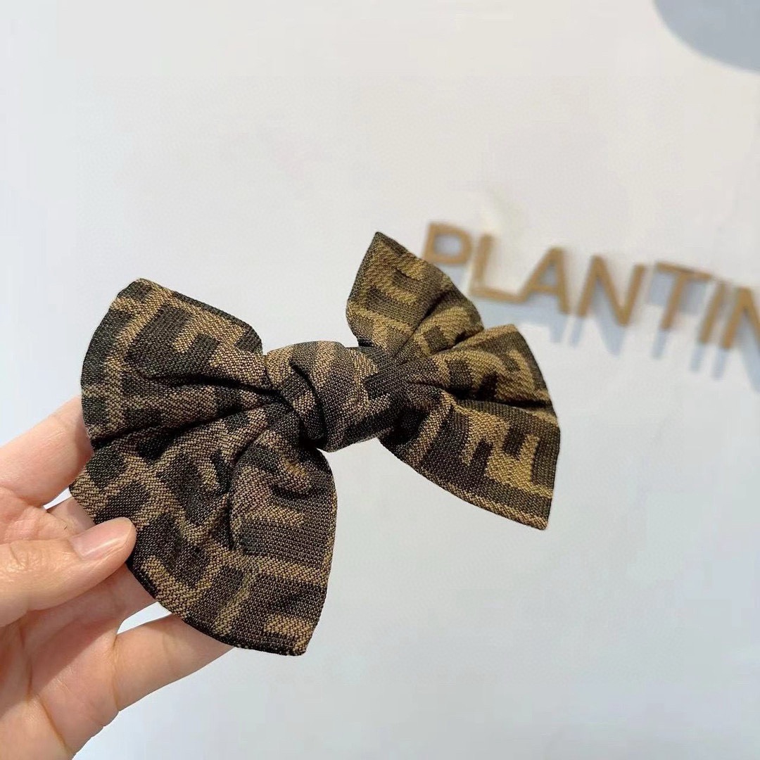 NO:640877,Comes with packaging FENDI (Fendi) counter new hairpin, classic sweet princess rhinestone big bow spring clip, super exquisite, will be popular if you repost it!  Counter-shipped hairpins, hair clips, fendi, fendi, hairpins19860909配包装 FENDI（芬迪） 专柜新款发夹,经典甜美公主风钻大蝴蝶结弹簧夹, 超精致,转图必爆哈！专柜出货发夹,发夹,fendi,fendi,hairpins,accessory