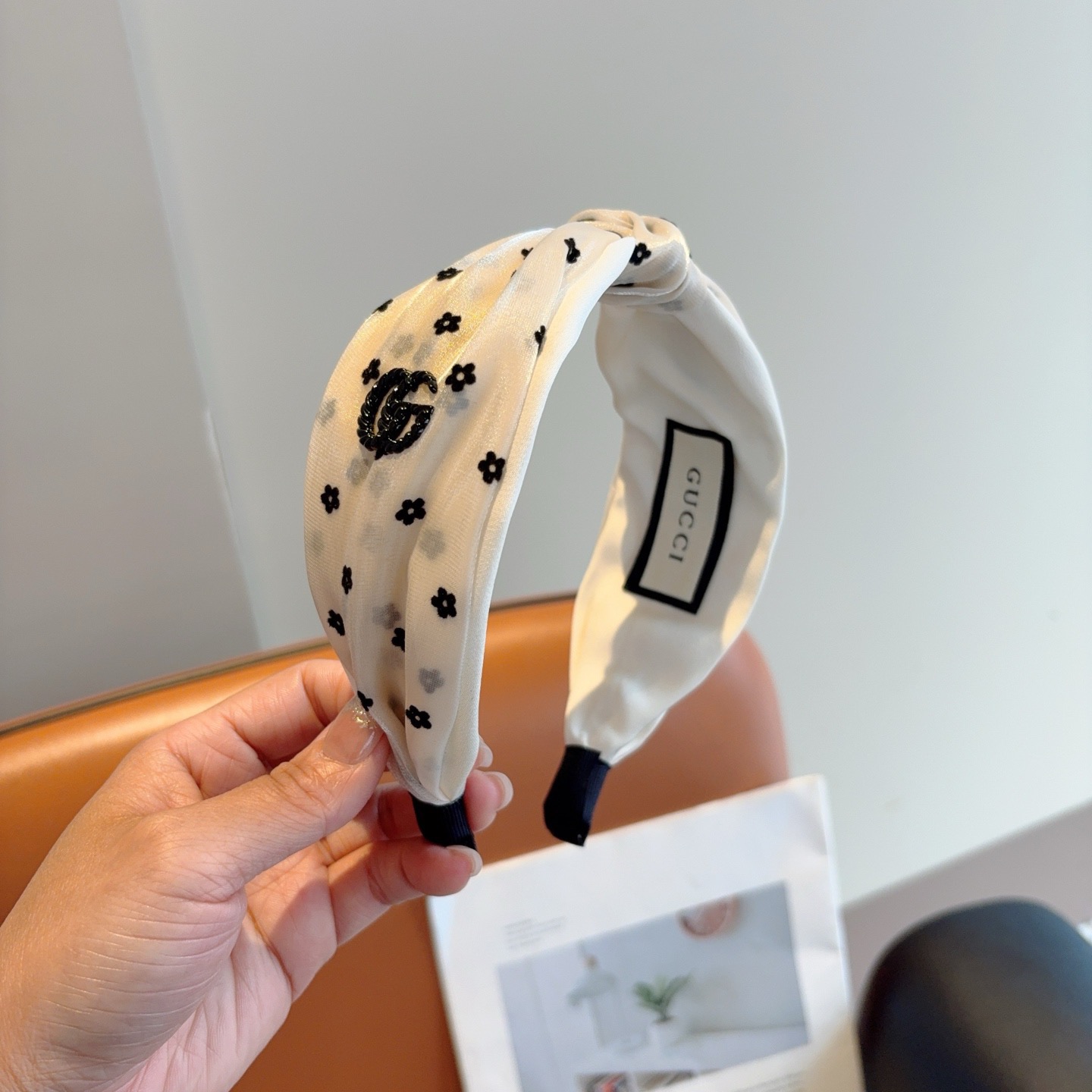 NO:640878,Comes with packaging Gucci Gucci Internet celebrity classic new headband, a must-have headband for goddesses, very versatile and fashionable!  hairpins,hairpins,gucci,hairpins19860909配包装 Gucci古奇 网红经典新款发箍,女神必备单品头箍,非常百搭,时尚潮流！发夹,发夹,gucci,hairpins,accessory