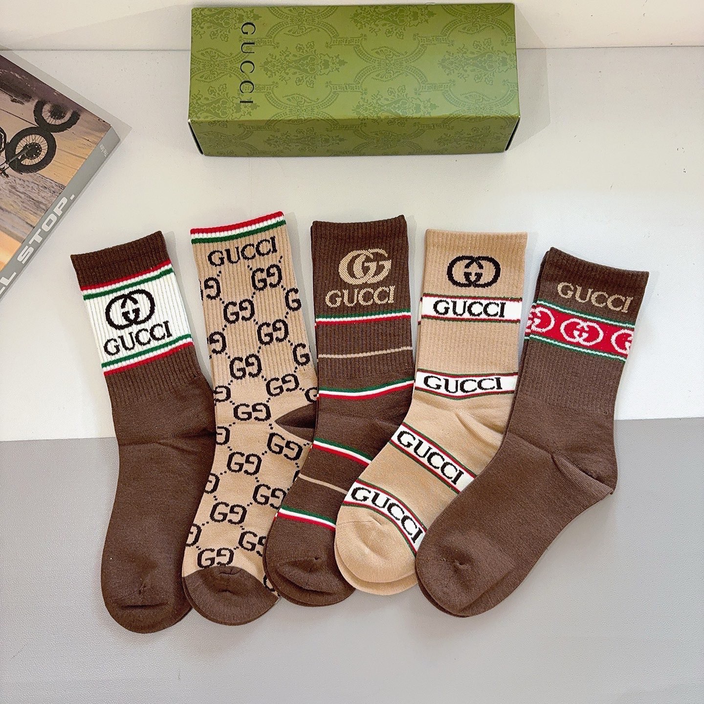 NO:640722,Comes with packaging (5 pairs in a box) Gucci Gucci ins super hot long socks, pure cotton fabric, a must-have for fashionistas, classic double G letters, personalized, fashionable and versatile!  socks, stockings, socks, gucci, socks19860909配包装（一盒5双） Gucci 古奇 ins超火长筒袜子、纯棉面料,潮人必备 ,经典双G字母,个性时尚百搭款！袜子,丝袜,袜子,gucci,socks,accessory