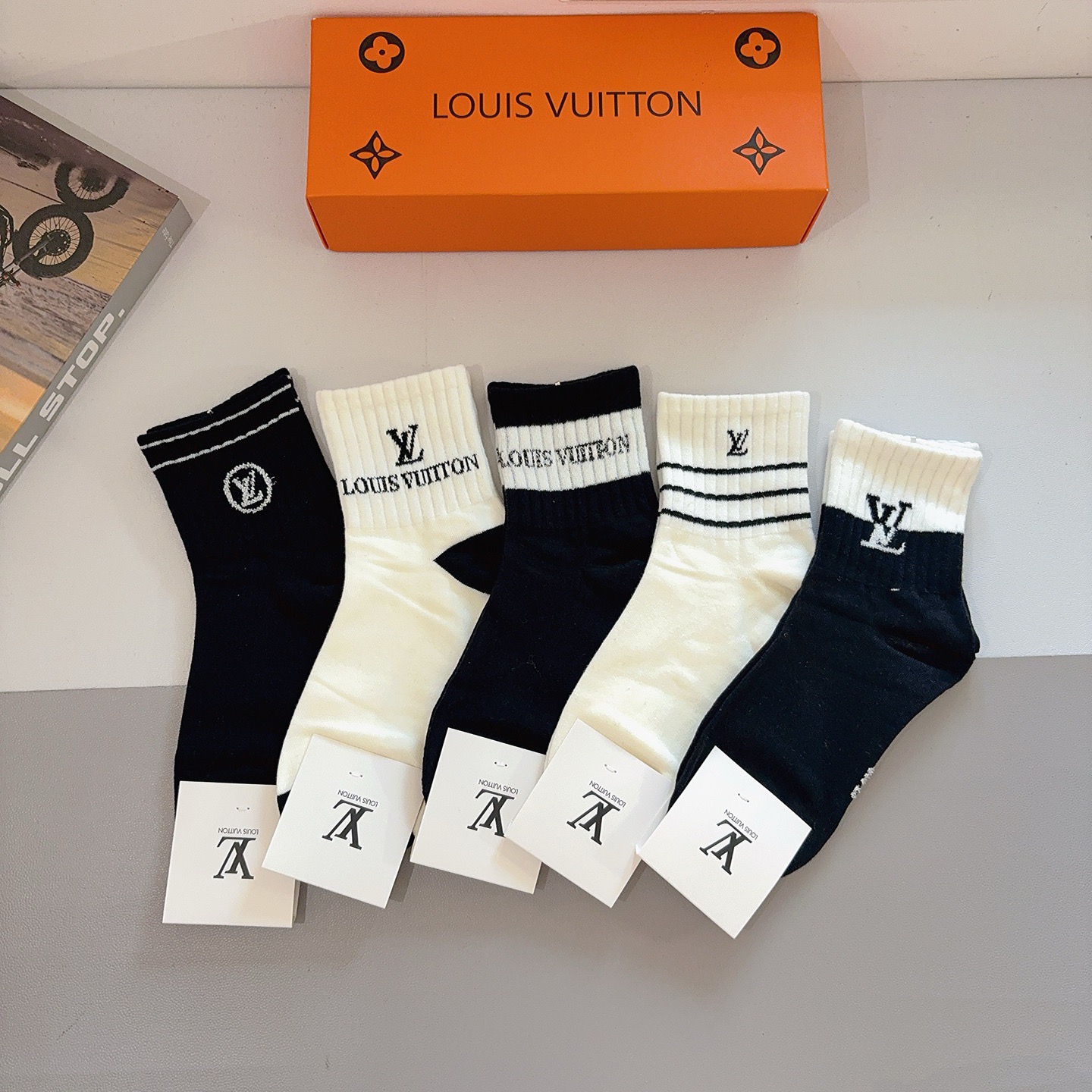 NO:640723,Comes with packaging (5 pairs in a box) LV Louis Vuitton socks, super popular small item, classic letter logo mid-calf socks, personalized, fashionable and versatile, you deserve it socks, stockings, socks, louis vuitton, louis vuitton, socks19860909配包装（一盒5双）  LV 路易威登袜子 超火爆小单品,经典字母logo中筒袜,个性时尚百搭款,你值得拥有哦袜子,丝袜,袜子,louis vuitton,louis vuitton,socks,accessory