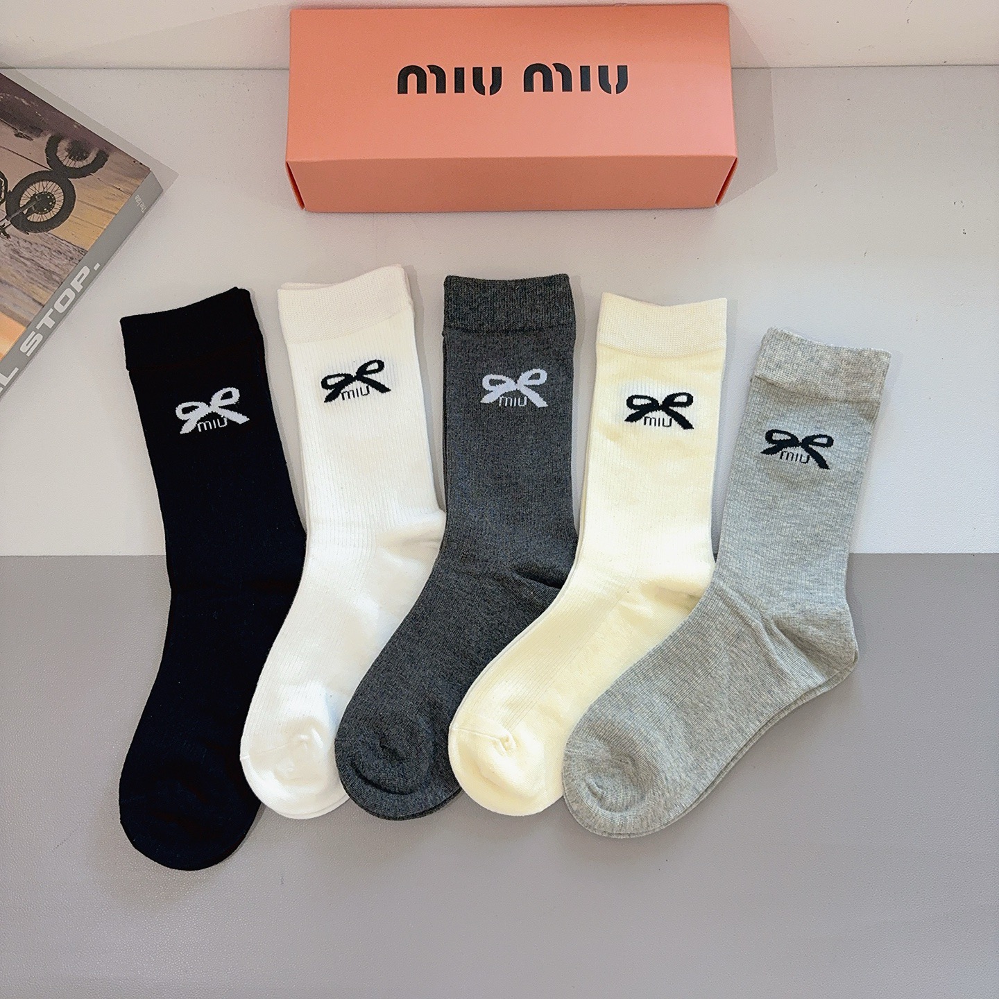 NO:640725,Comes with packaging [5 pairs in a box] miumiu · Miumiu high-quality new long socks recommended by ins stars and internet celebrities, extremely popular bamboo cotton material, light, soft and breathable, suitable for all seasons, a must-have for European and American big-name street socks, stockings, socks, miumiu, socks19860909配包装【一盒5双】 miumiu · 缪缪 高品质新款网红长筒袜子ins明星网红推荐火爆至极竹棉材质,轻薄柔软透气,四季通用,欧美大牌街头必备 袜子,丝袜,袜子,miumiu,socks,accessory