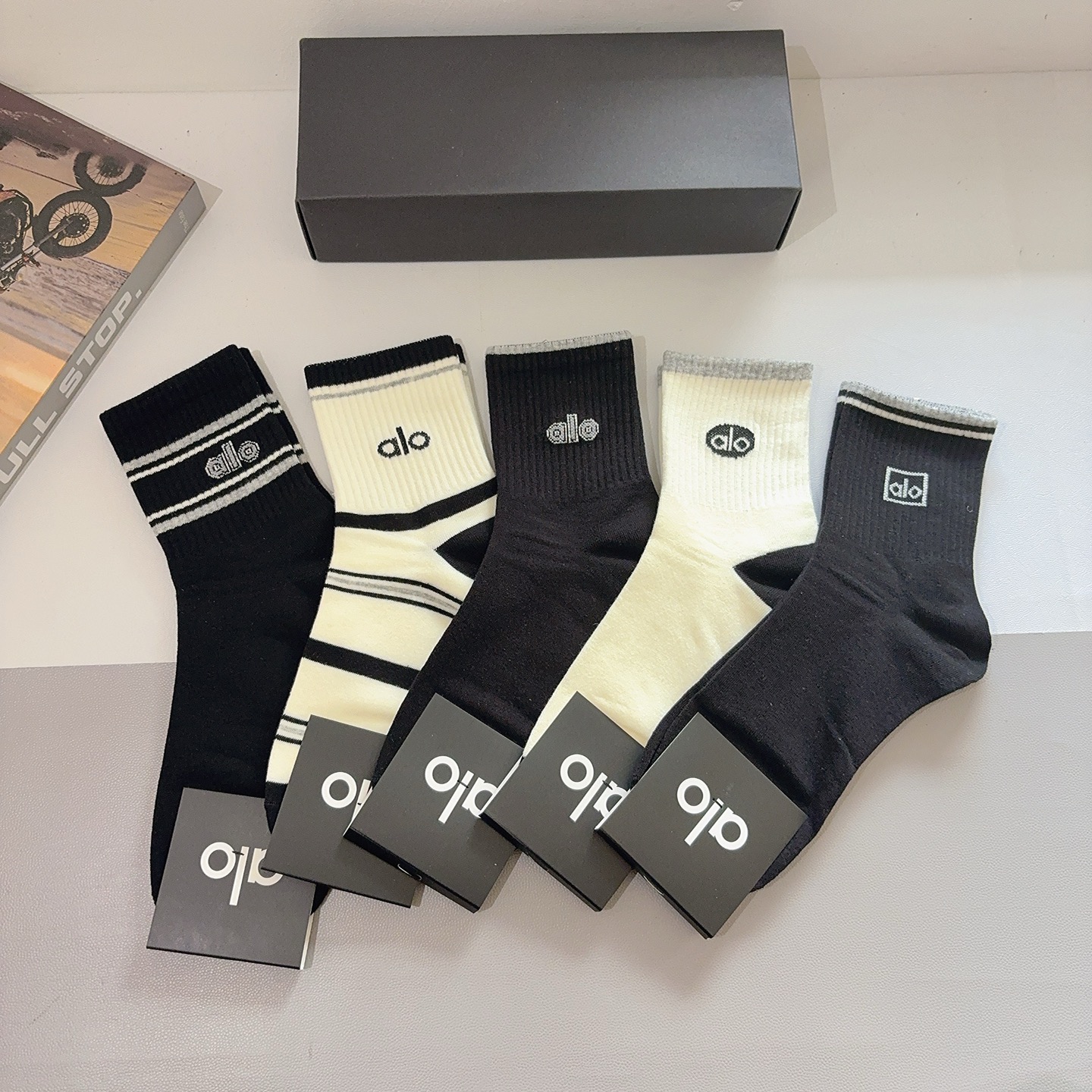 NO:640510,Comes with packaging (5 pairs in a box) alo's new trendy brand mid-calf men's socks, pure cotton fabric, a must-have for fashionistas, personalized, fashionable and versatile, you deserve it Socks, stockings, socks, socks19860909配包装（一盒5双） alo 新款潮牌中筒男款袜子,纯棉面料,潮人必备 ,个性时尚百搭款,你值得拥有哦袜子,丝袜,袜子,socks,accessory