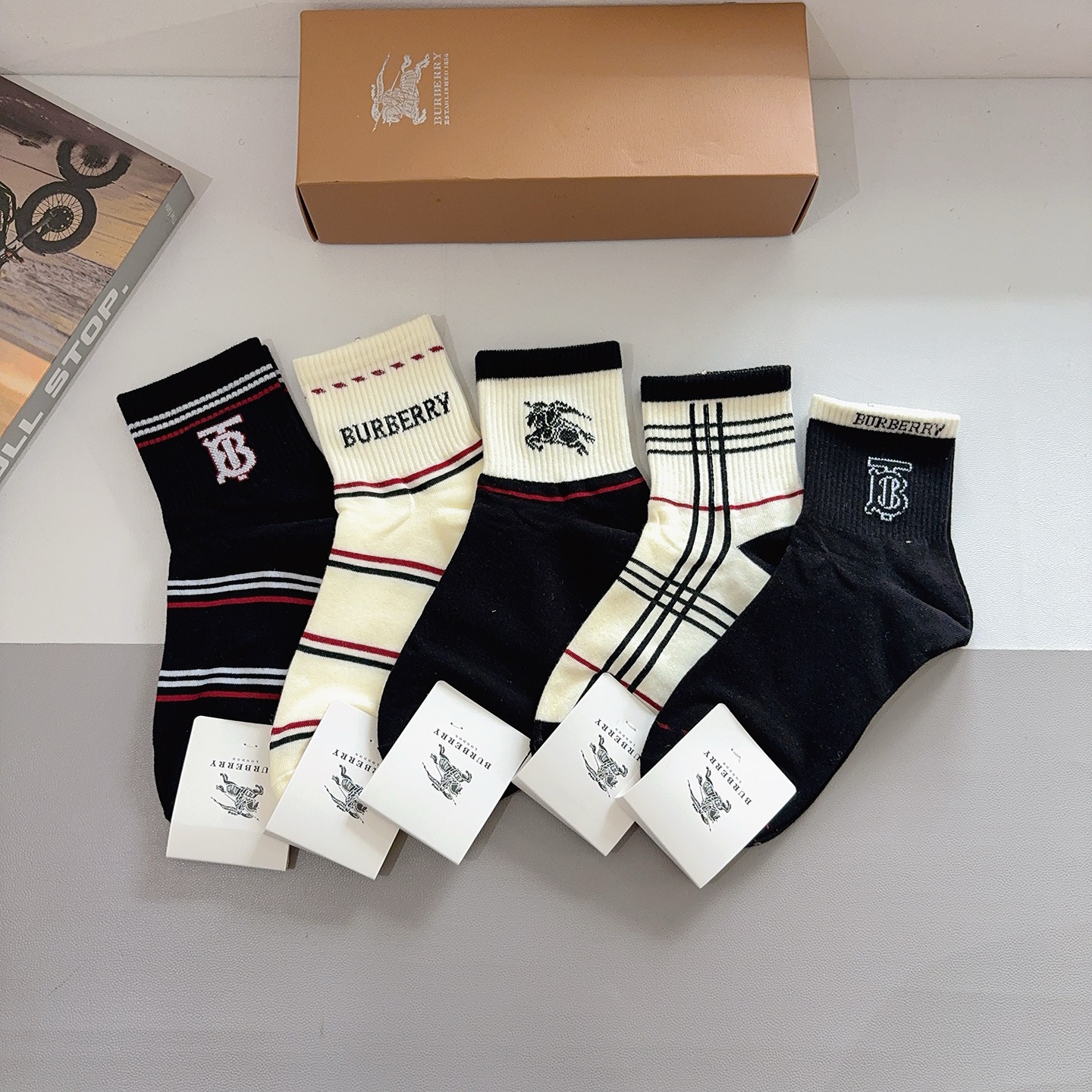 NO:640513,Comes with packaging (5 pairs in a box) BURBERRY classic letter logo mid-calf socks, personalized, fashionable and versatile!  You deserve it. Combed cotton fabric, super soft material, comfortable and breathable socks, stockings, socks, burberry, burberry, socks19860909配包装（一盒5双）  BURBERRY 巴宝莉经典字母logo中筒袜子,个性时尚百搭款,！你值得拥有哦精梳棉面料,超柔软材质,舒适透气袜子,丝袜,袜子,burberry,burberry,socks,accessory