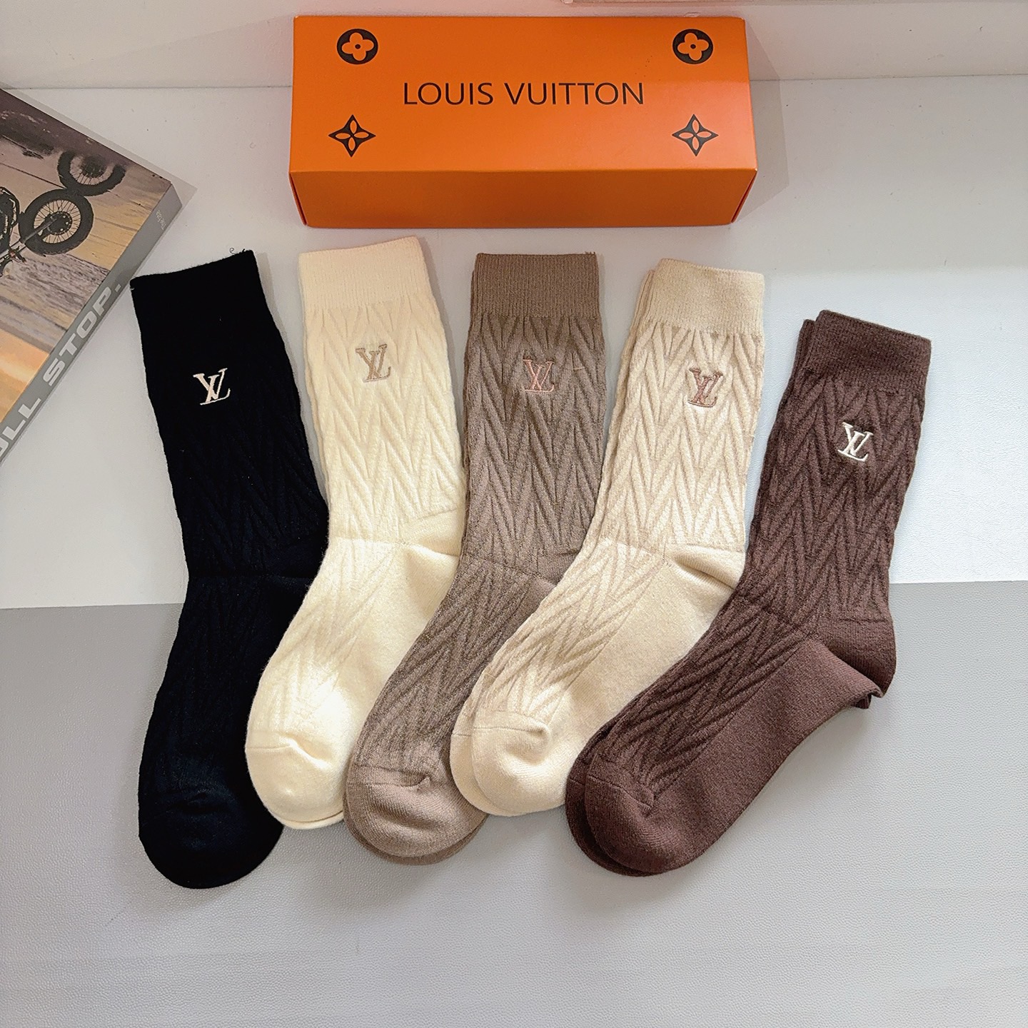 NO:640516,Comes with packaging [5 pairs in a box] LV (Louis Vuitton) high version embroidered cashmere stockings, a must-have fashion counter for purchasing stockings for fashionistas, great for matching socks, stockings, socks, louis vuitton, louis vuitton, socks19860909配包装【一盒5双】 LV（路易威登）高版本刺绣羊绒长筒袜子潮人必不可少的时尚专柜代购长筒袜子 ,超好搭配袜子,丝袜,袜子,louis vuitton,louis vuitton,socks,accessory