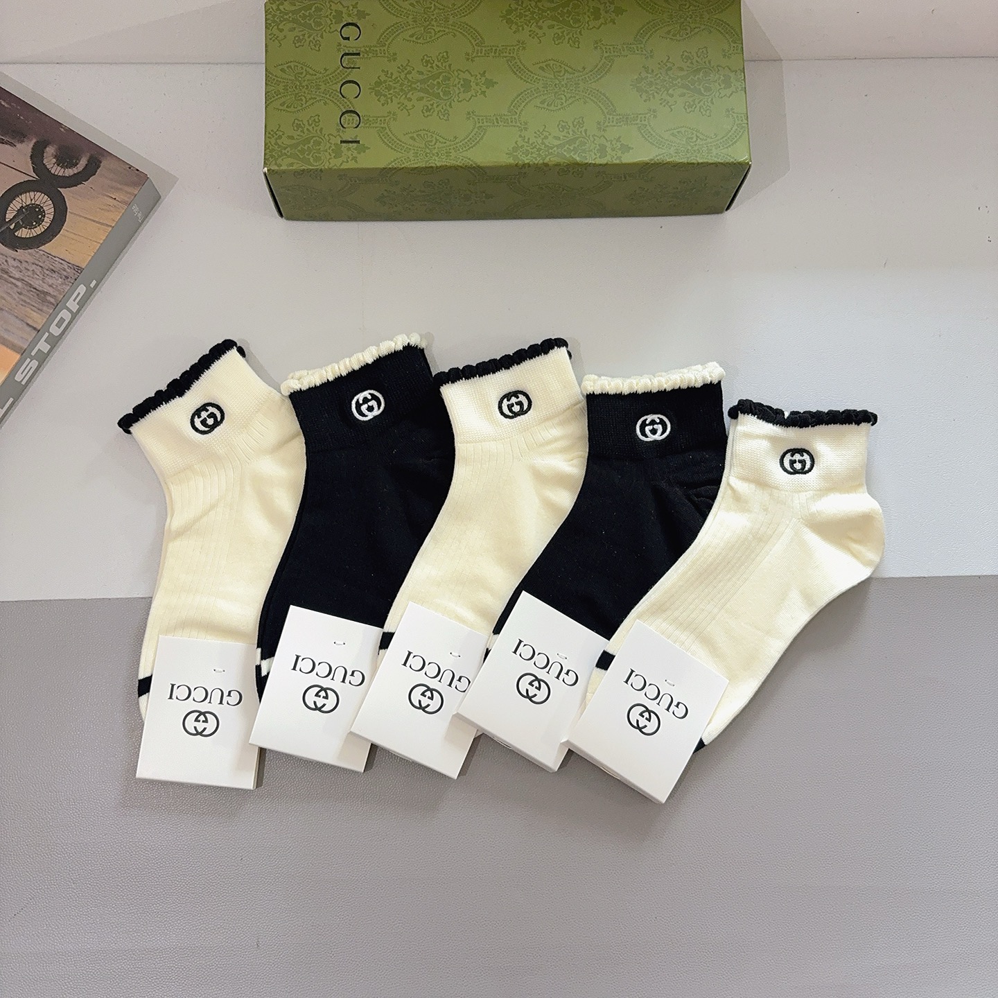 NO:640527,Comes with packaging (5 pairs in a box) Gucci new embroidered cotton socks, classic letter logo boat socks, personalized, fashionable and versatile!  Super soft material, comfortable and breathable, fashionable and versatile socks, stockings, socks, gucci, socks19860909配包装（一盒5双） Gucci 古奇新款刺绣纯棉袜子 经典字母logo船袜,个性时尚百搭款,！超柔软材质,舒适透气,时尚百搭款 袜子,丝袜,袜子,gucci,socks,accessory