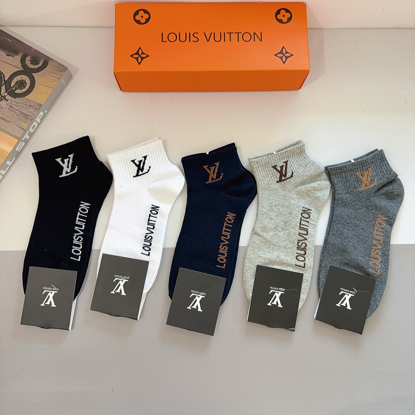 配包装（一盒5双） 🌟 LV 路易威登 超火爆小单品，纯棉面料，潮人必备 爆款，经典字母logo短筒袜，