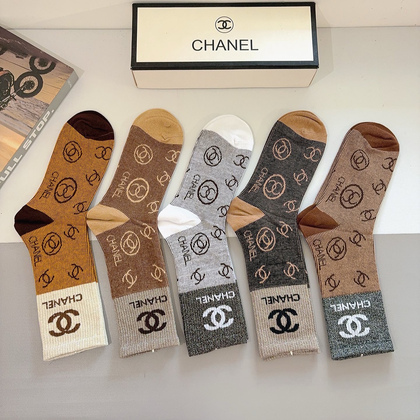 配包装（一盒5双）CHANEL 香奈儿经典长筒袜子❗️高版本纯棉材质柔软，秒杀市场普通货，经典的双C图案