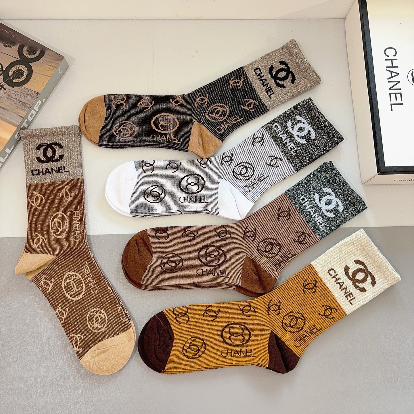 配包装（一盒5双）CHANEL 香奈儿经典长筒袜子❗️高版本纯棉材质柔软，秒杀市场普通货，经典的双C图案