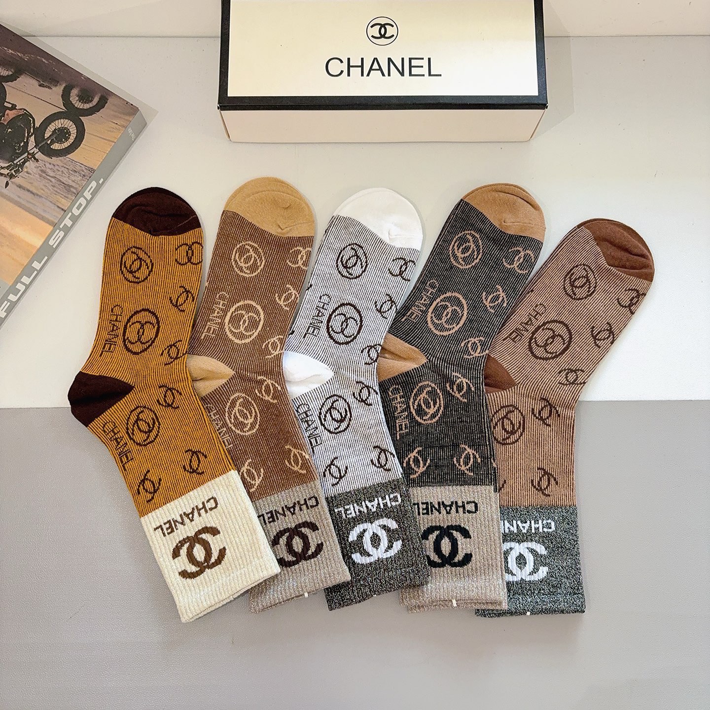 配包装（一盒5双）CHANEL 香奈儿经典长筒袜子❗️高版本纯棉材质柔软，秒杀市场普通货，经典的双C图案