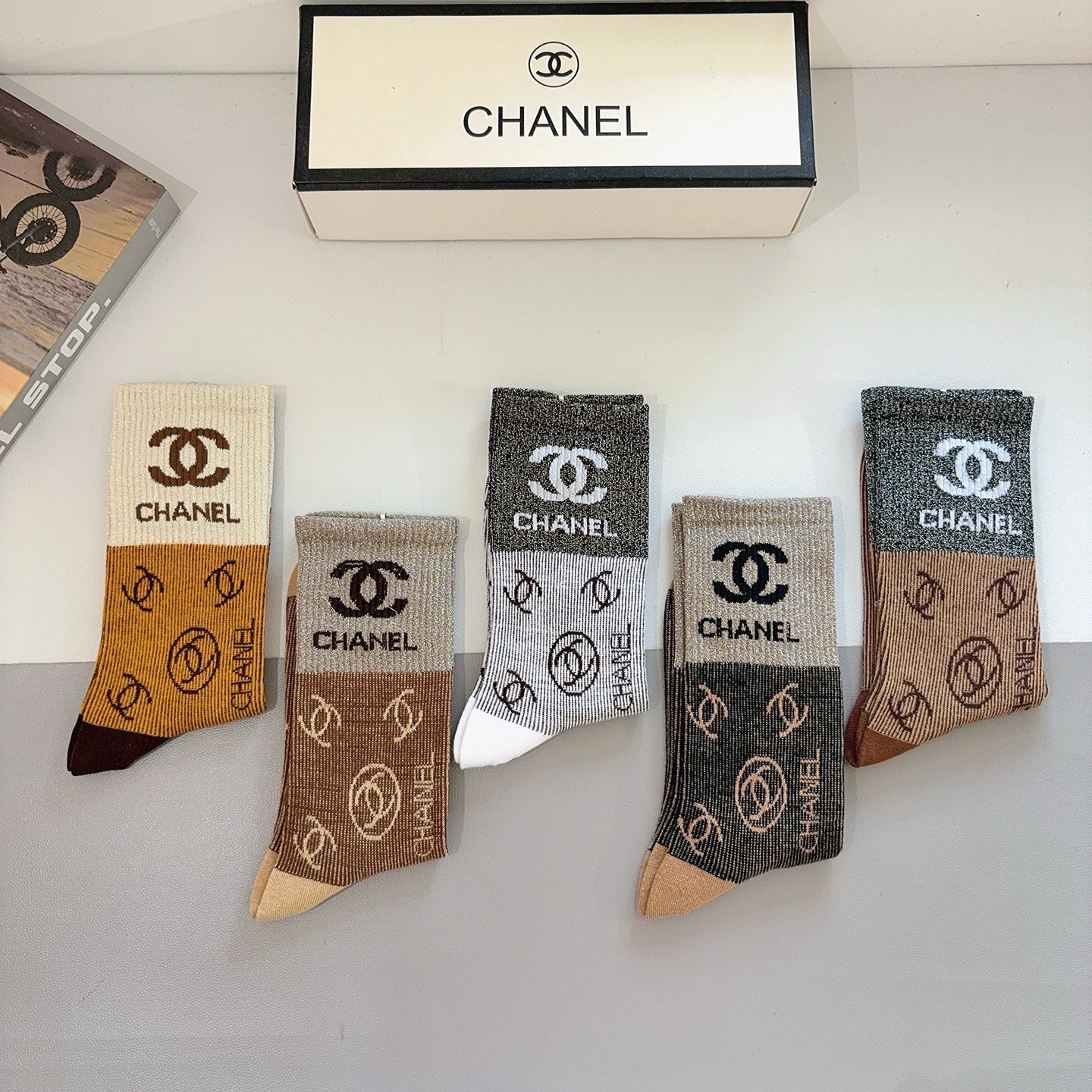 配包装（一盒5双）CHANEL 香奈儿经典长筒袜子❗️高版本纯棉材质柔软，秒杀市场普通货，经典的双C图案