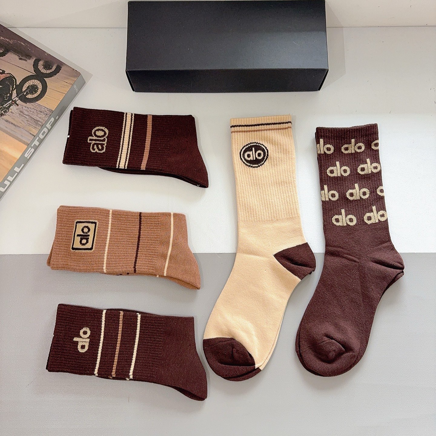 配包装（一盒5双） alo 新款潮牌中筒男款袜子，纯棉面料，潮人必备 ，个性时尚百搭款，你值得拥有哦💗