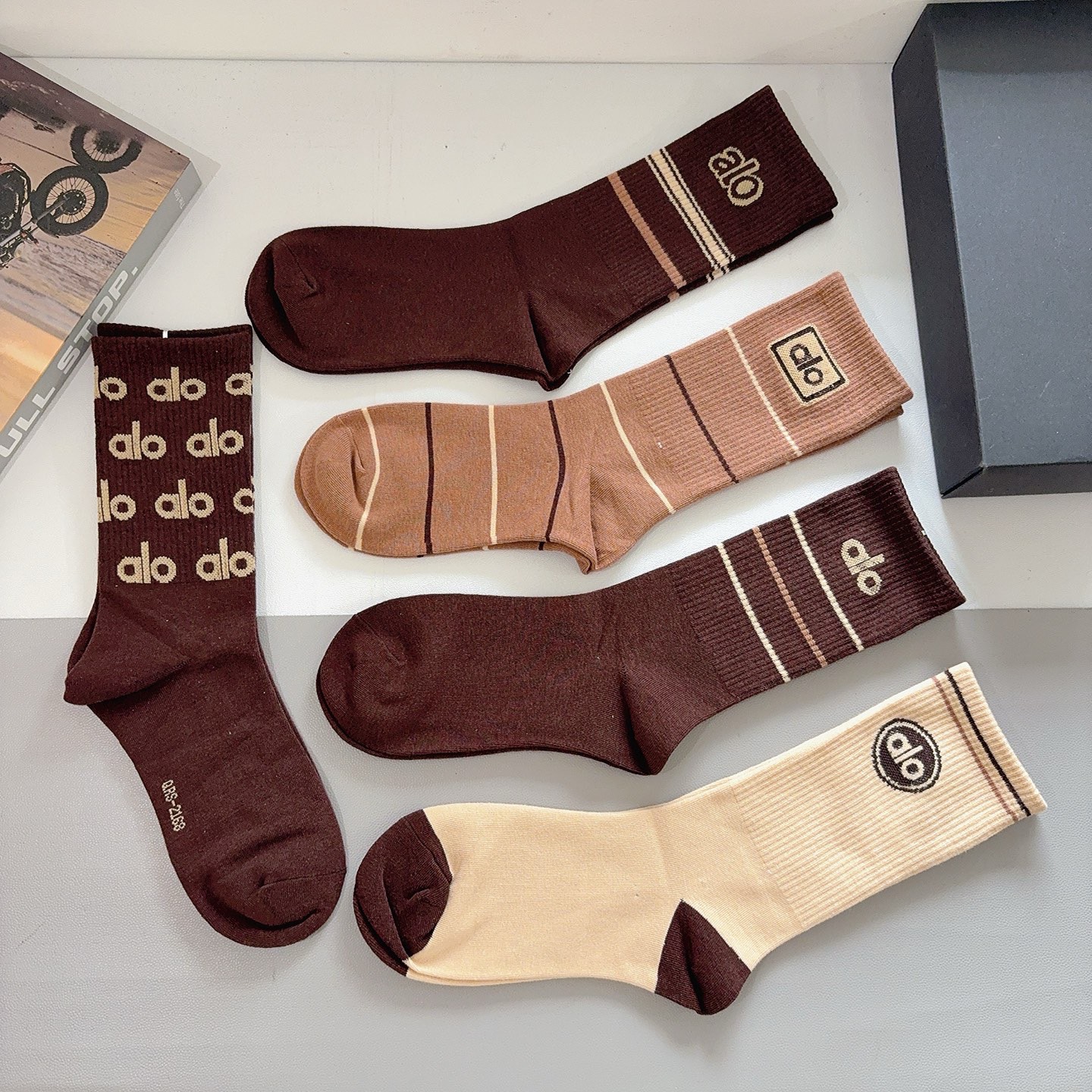 配包装（一盒5双） alo 新款潮牌中筒男款袜子，纯棉面料，潮人必备 ，个性时尚百搭款，你值得拥有哦💗