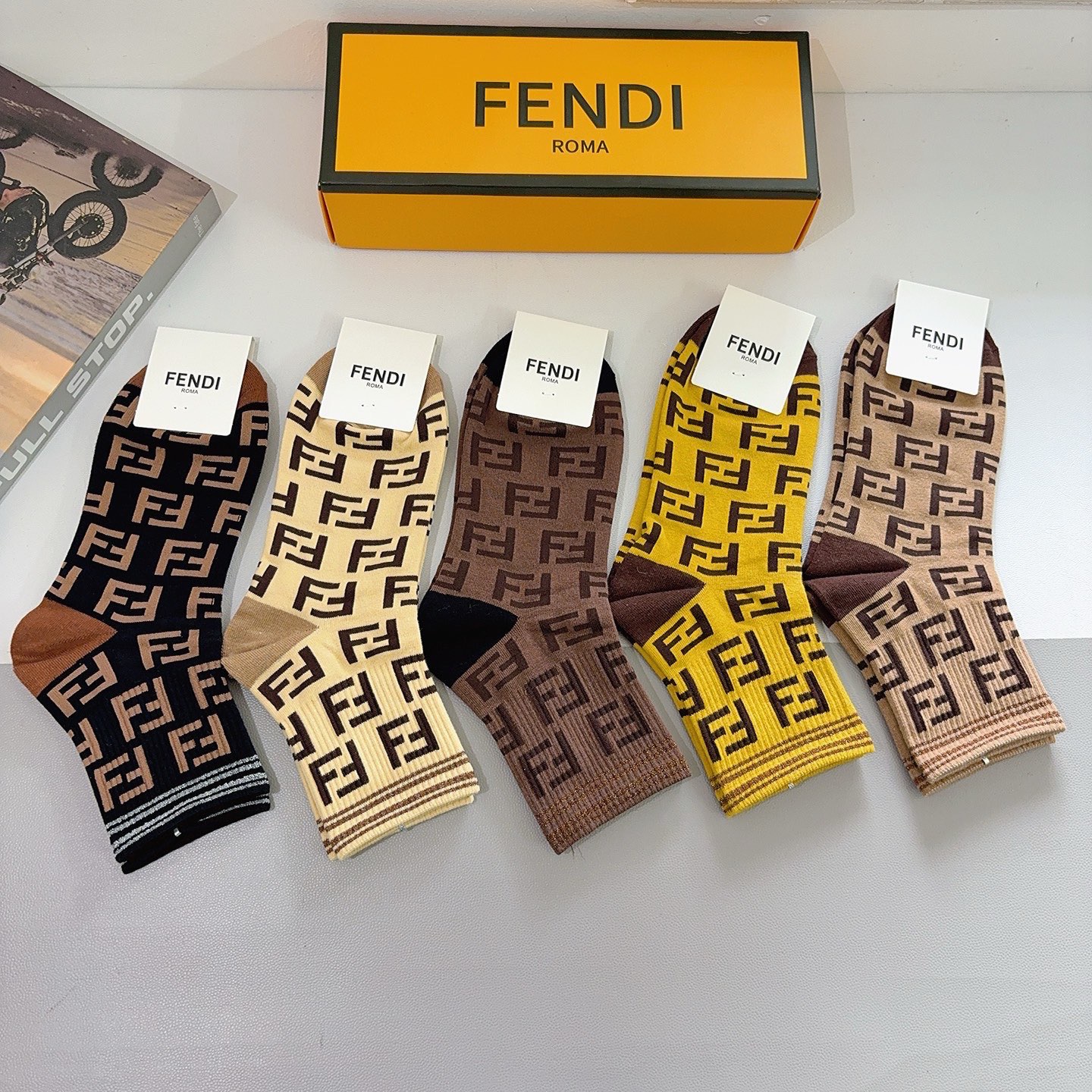 配包装（一盒5双） FENDI 芬迪 经典双F中筒袜子，纯棉面料，潮人必备款 个性时尚百搭款，你值得拥有
