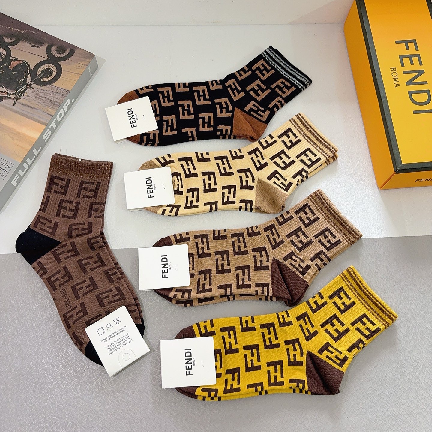 配包装（一盒5双） FENDI 芬迪 经典双F中筒袜子，纯棉面料，潮人必备款 个性时尚百搭款，你值得拥有