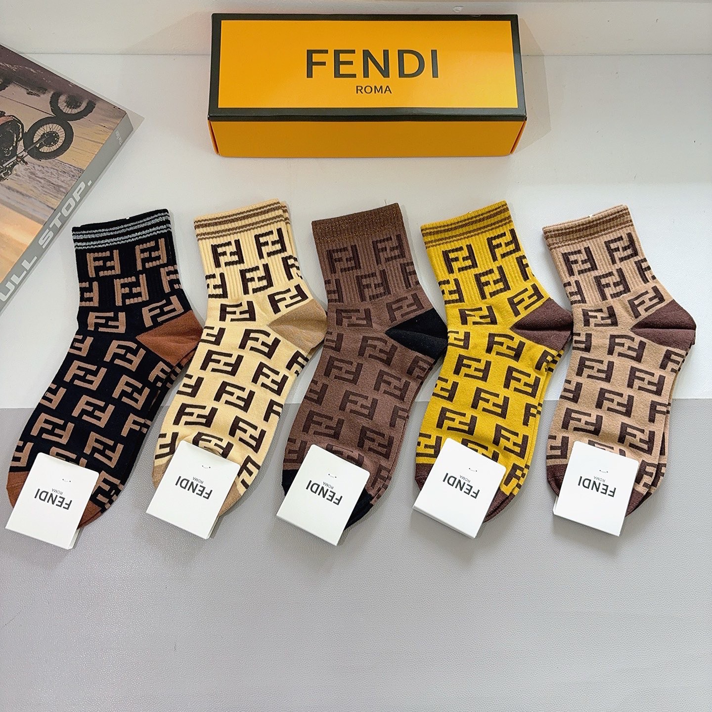 配包装（一盒5双） FENDI 芬迪 经典双F中筒袜子，纯棉面料，潮人必备款 个性时尚百搭款，你值得拥有