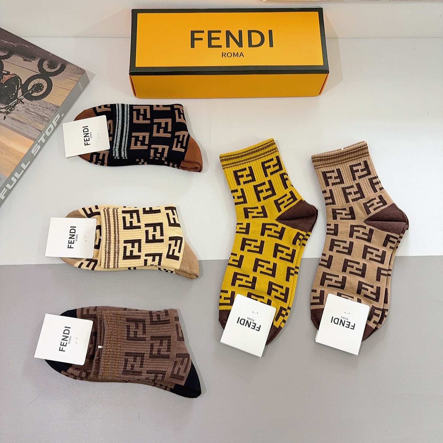配包装（一盒5双） FENDI 芬迪 经典双F中筒袜子，纯棉面料，潮人必备款 个性时尚百搭款，你值得拥有