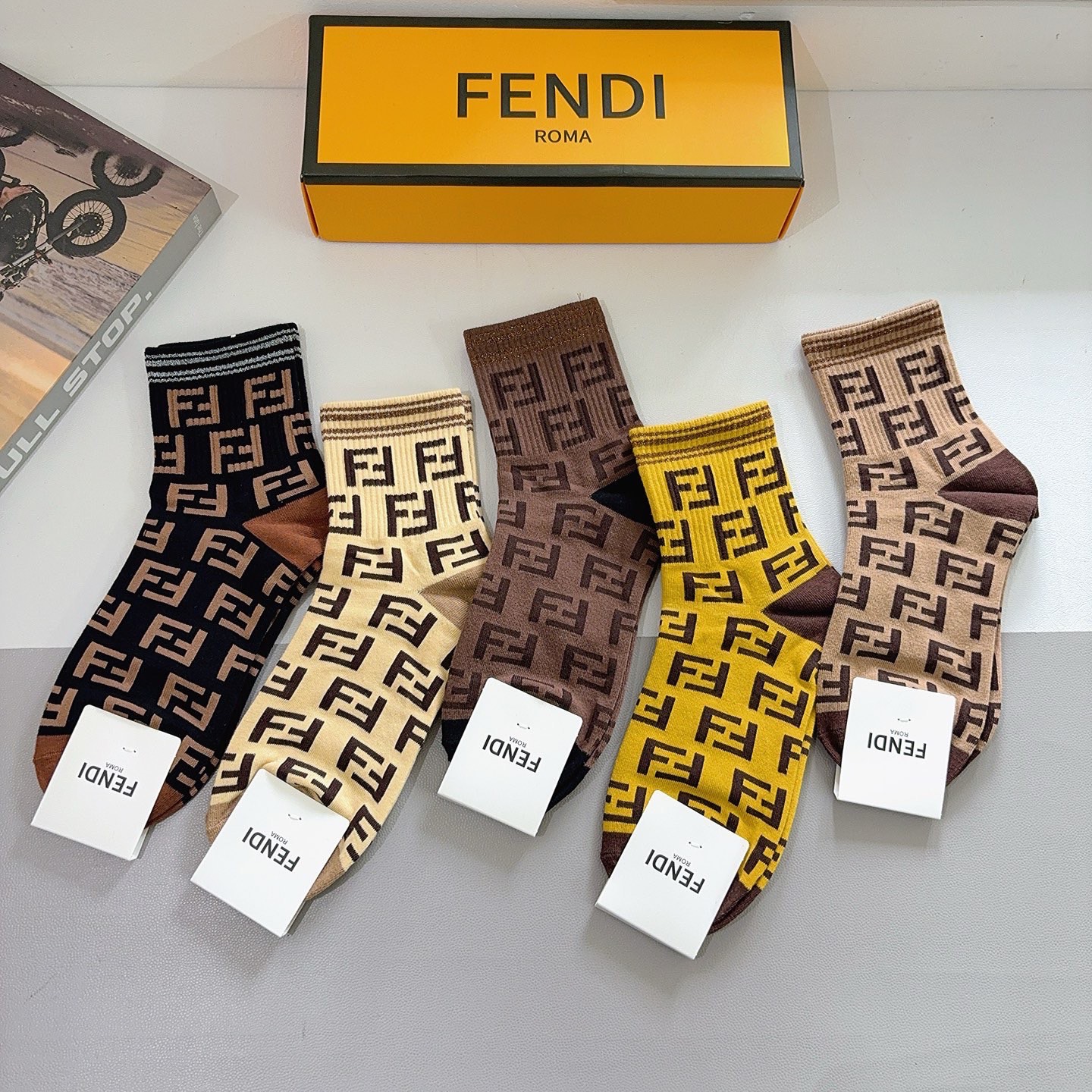 配包装（一盒5双） FENDI 芬迪 经典双F中筒袜子，纯棉面料，潮人必备款 个性时尚百搭款，你值得拥有