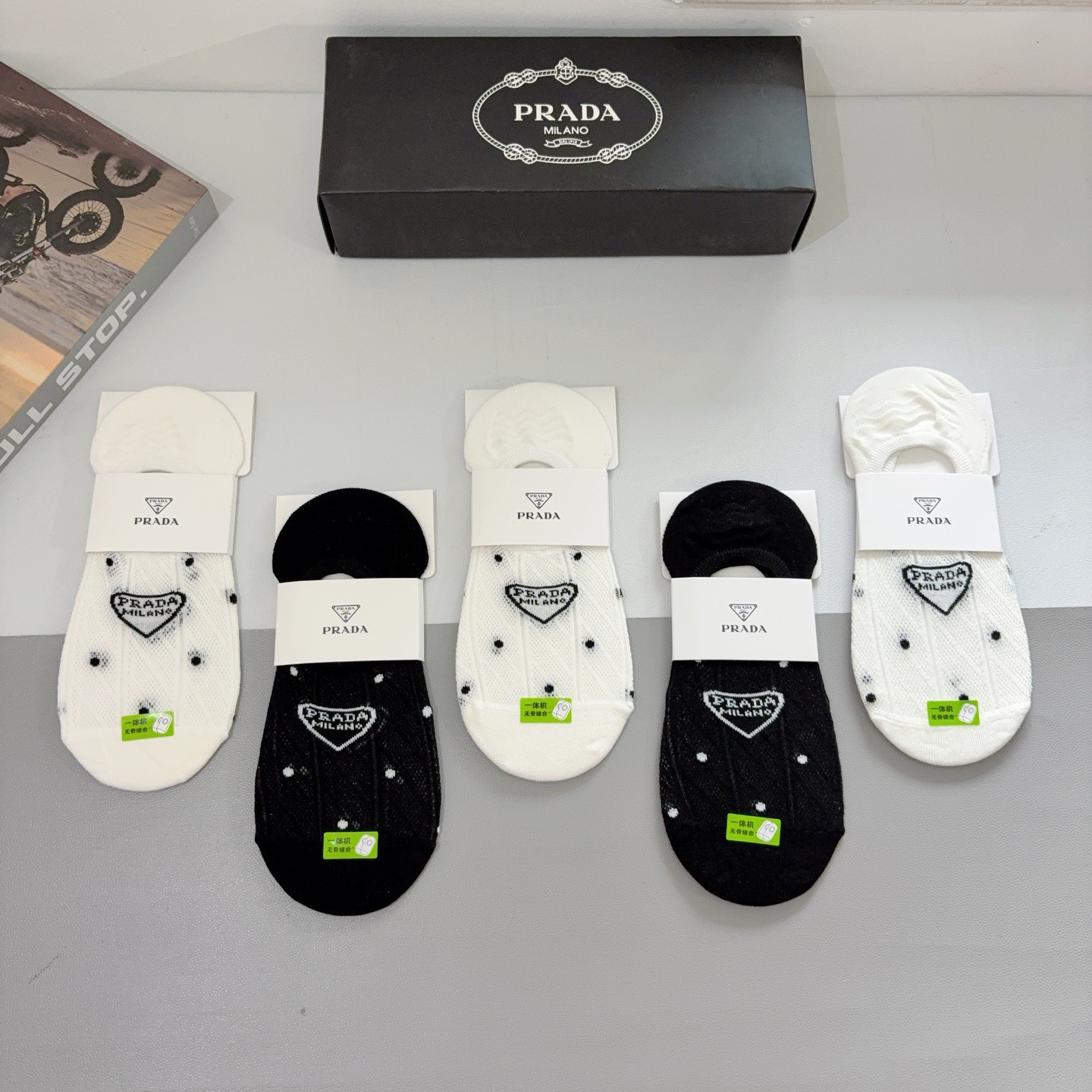 配包装（一盒5双） PRADA 普拉达 新款船袜 竹棉面料，经典三角标logo 个性时尚百搭款，你值得拥